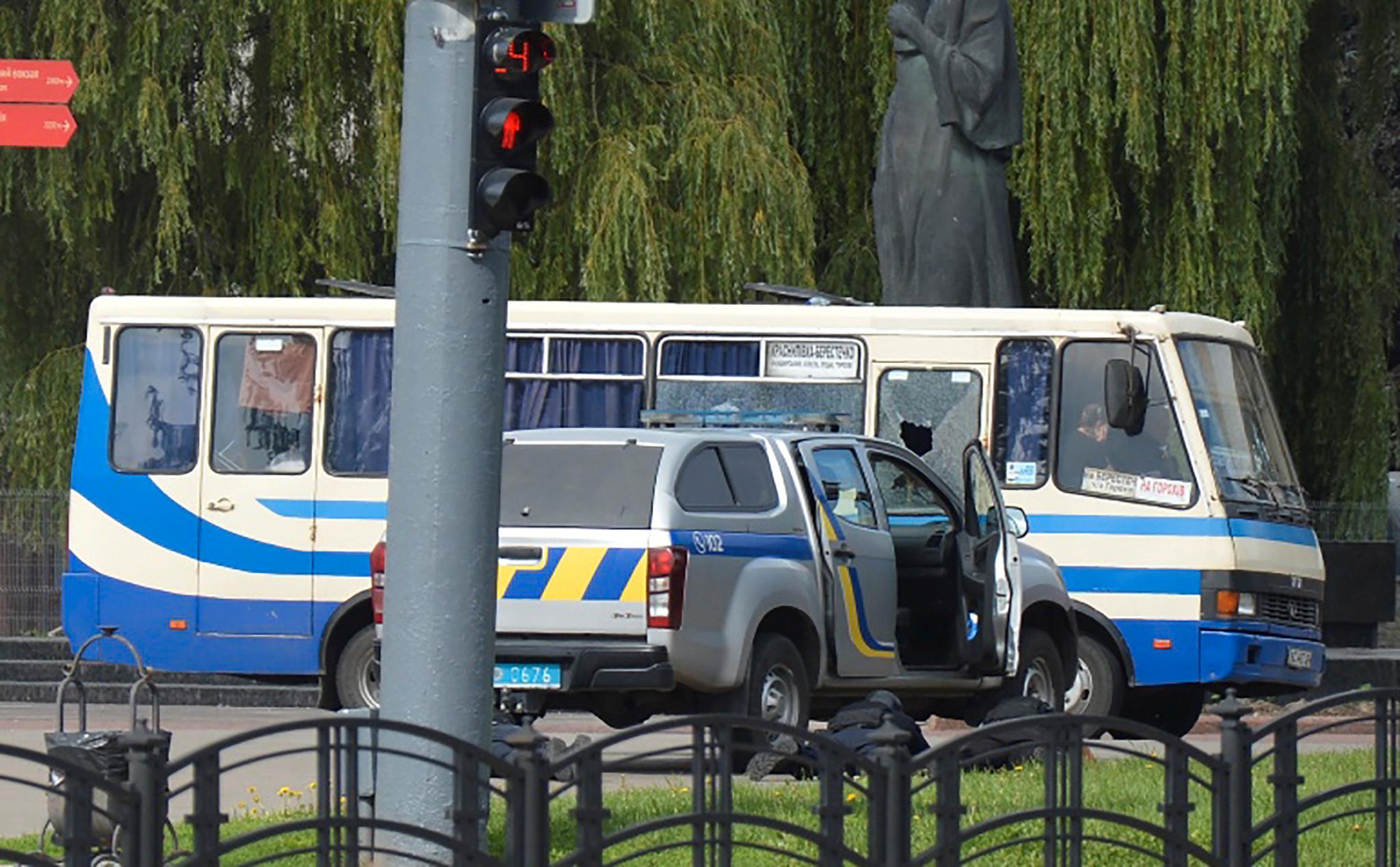 Ukrainsk politi har tatt stilling rundt den kaprede bussen. 