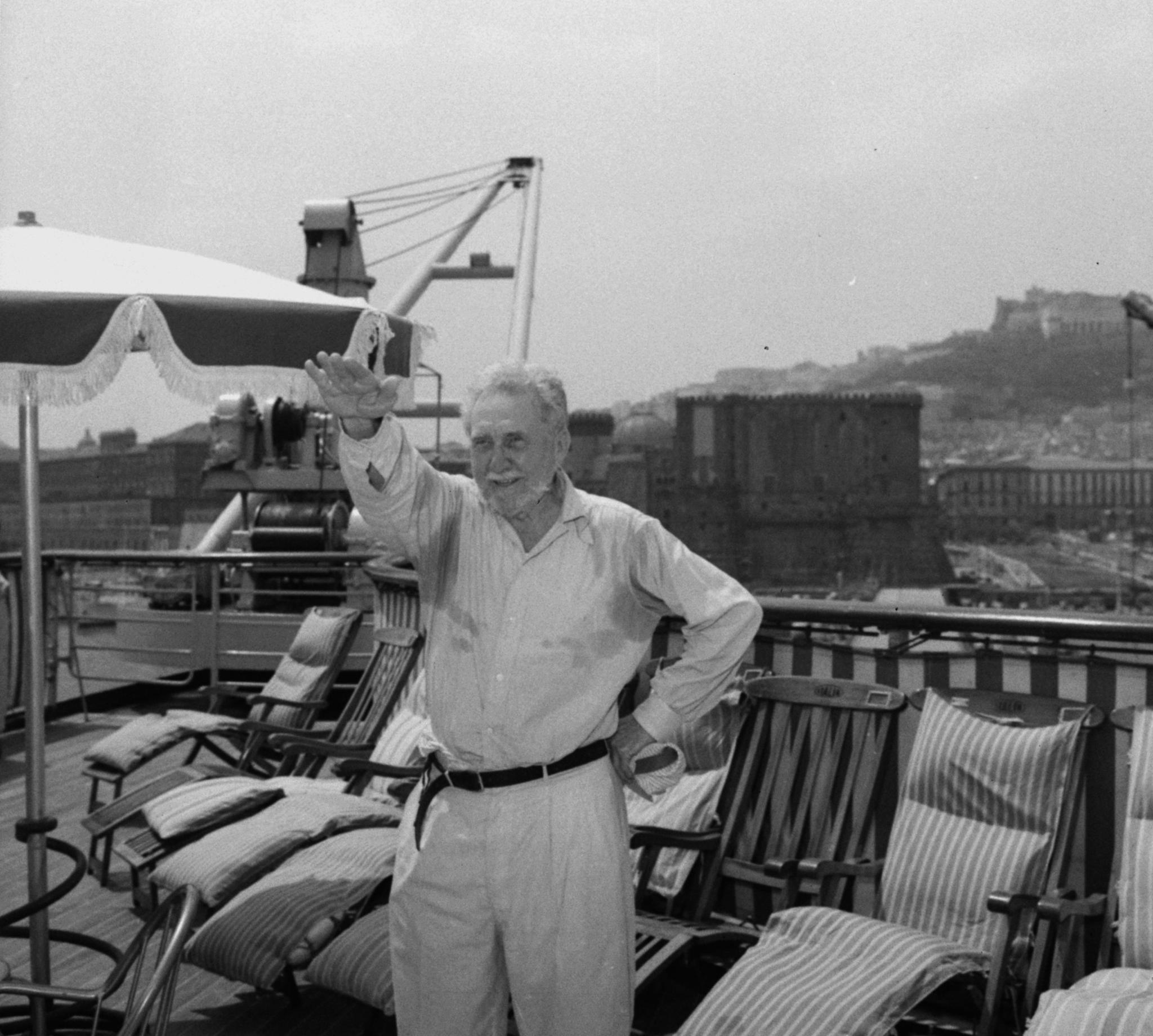 Den amerikanske forfatteren Ezra Pound ble beskyldt for forræderi på grunn av radioprogrammer han sendte fra Italia under annen verdenskrig. Her gjør han fascisthilsen da han ankom Napoli i 1958. 