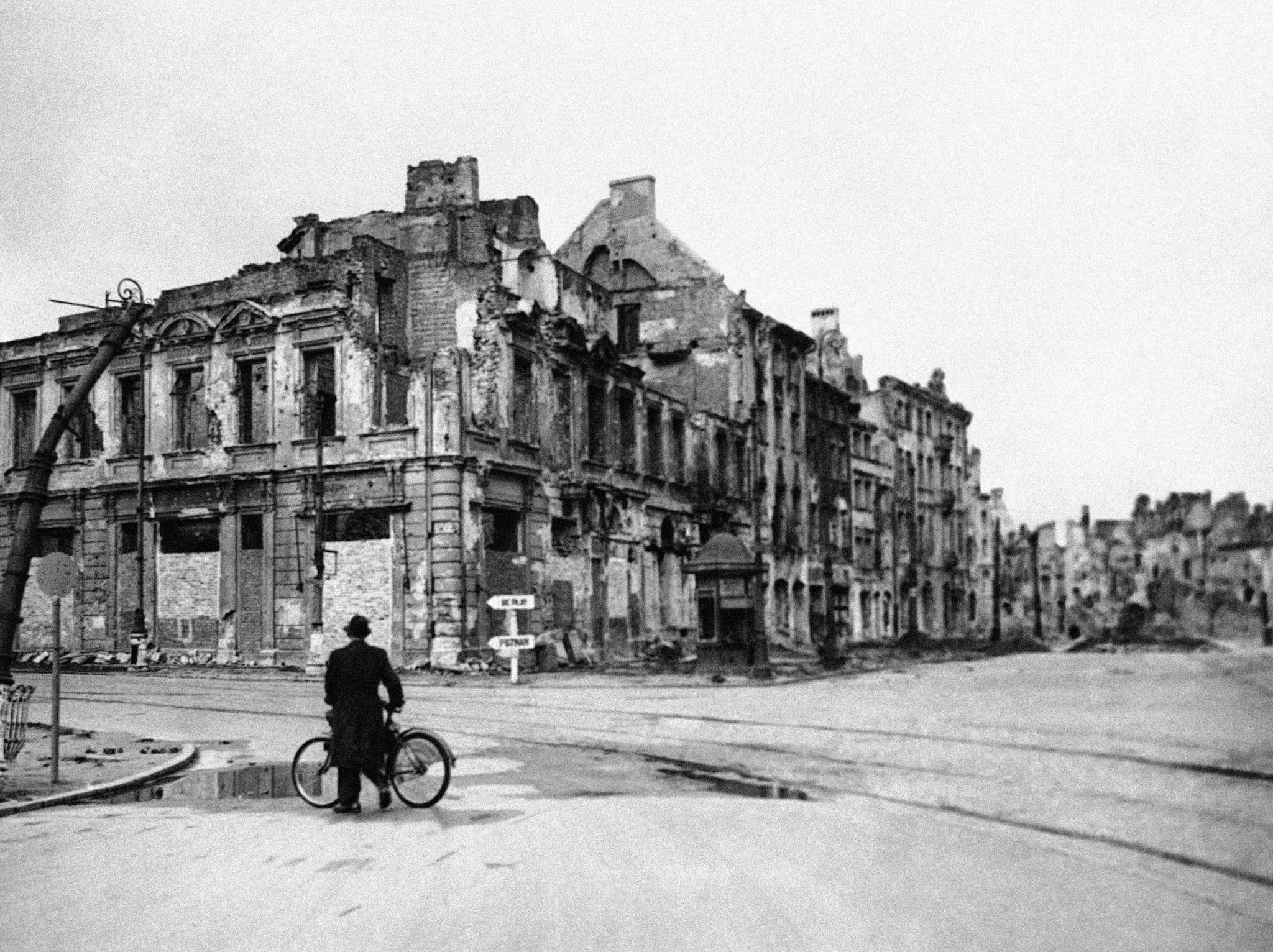 Polens hovedstad Warszawa og store deler av resten av landet ble bombet og brent til ruiner under 2. verdenskrig. Polen har varslet at de vil fornye kravet om krigserstatninger. Bildet er tatt 1. oktober 1945.