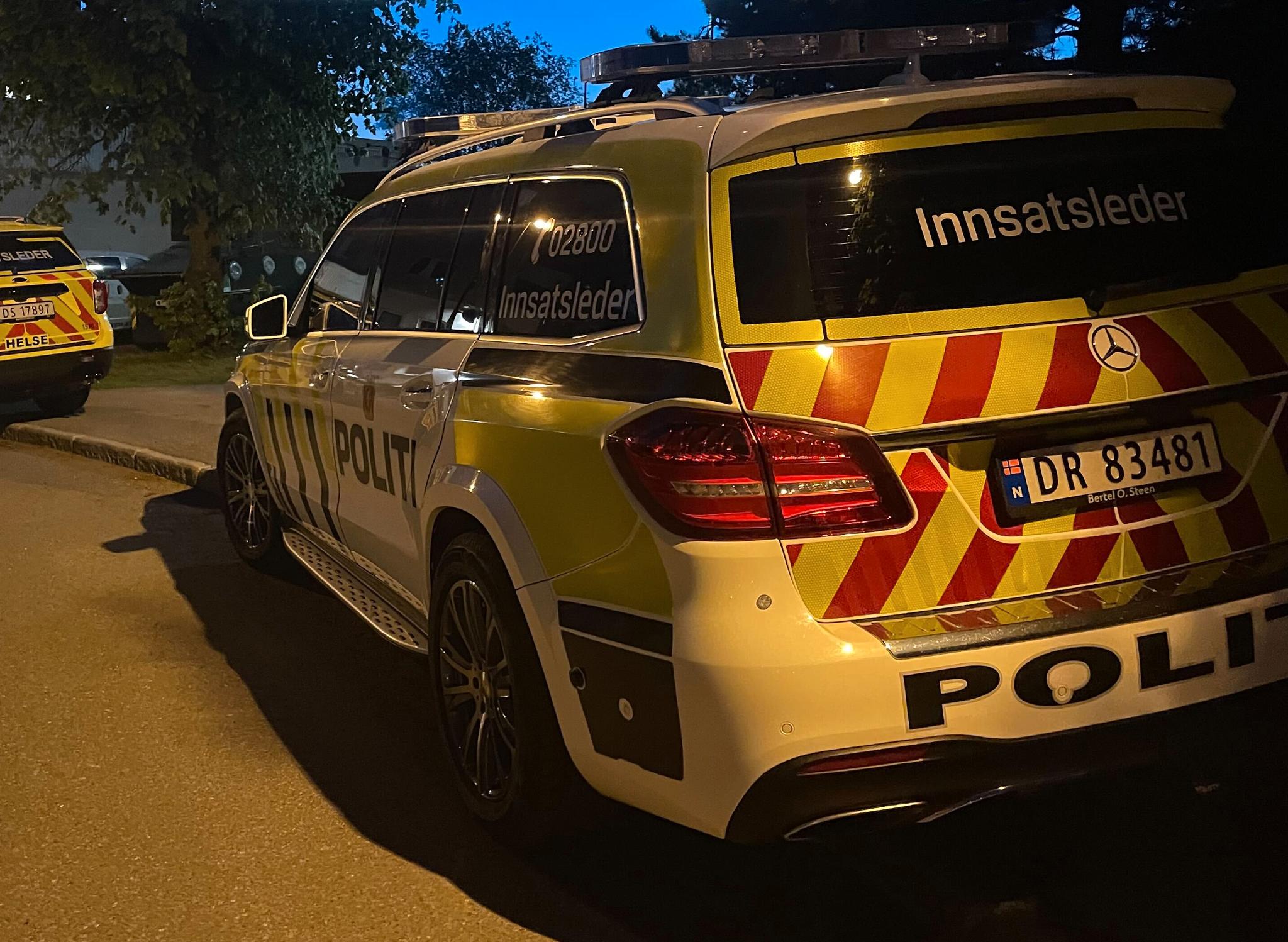 Politiet jobber på stedet natt til fredag etter at en kvinne ble bekreftet død på Teisen i Oslo.