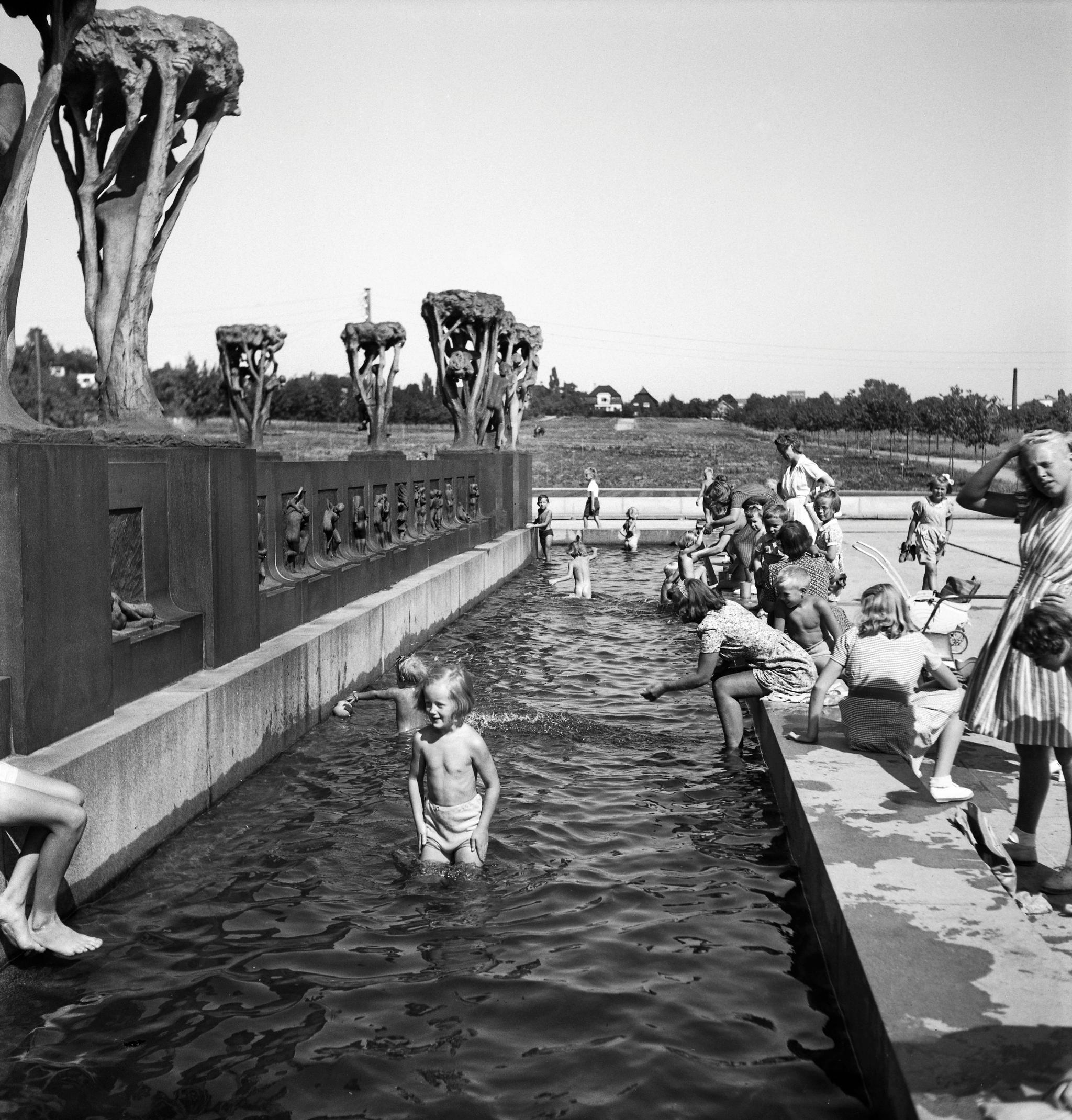 Vigelandsparken, 1947. Gustav Vigeland vant kampen om hvordan parken skulle utsmykkes, og byggingen varte i 15 år fra 1928 til 1943.