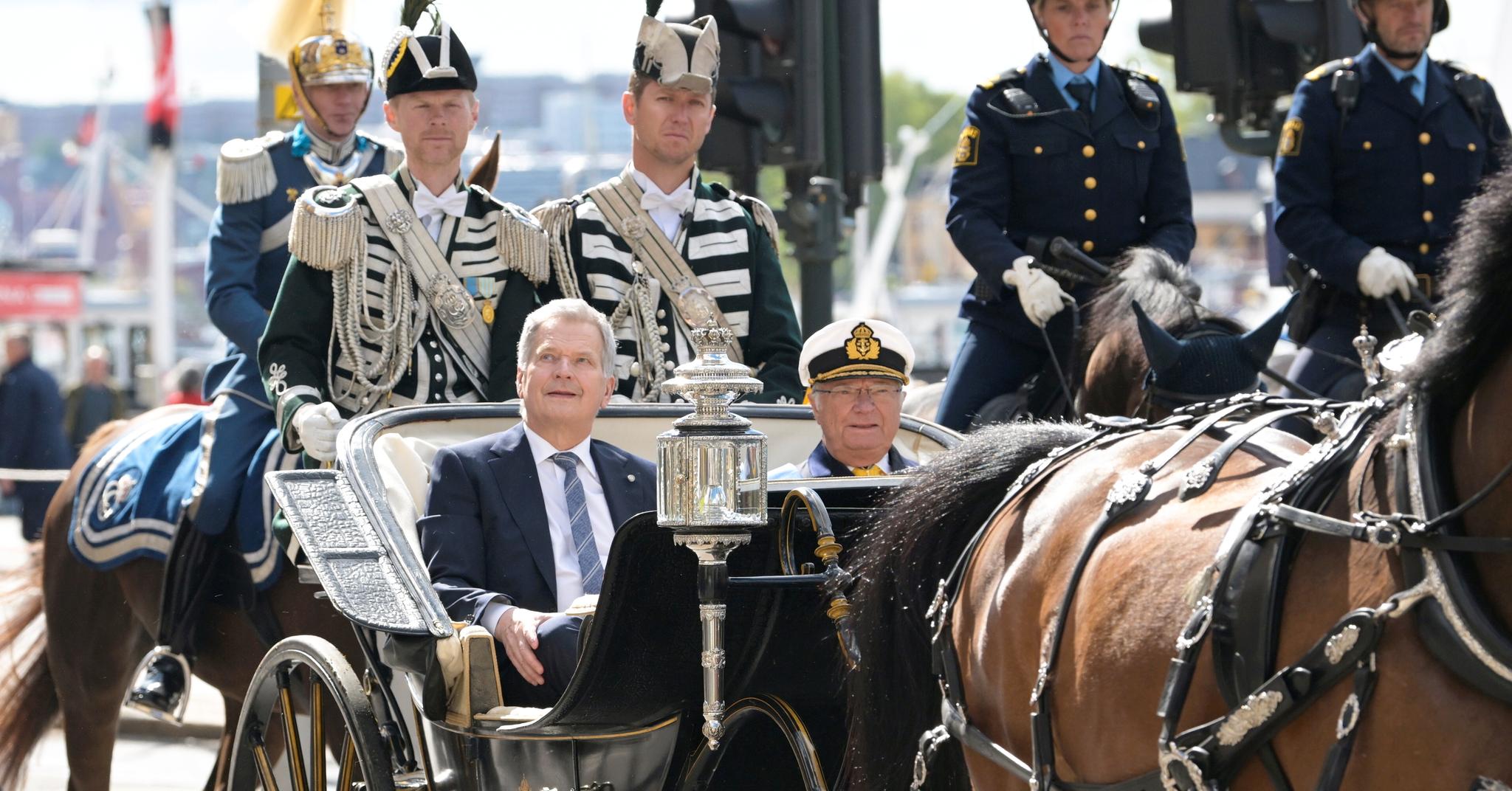 Finlands president Sauli Niinistö og kong Carl Gustaf ble fraktet med hest og vogn i en kortesje fra hoffstallen i Stockholm i formiddag. Finlands president er på et to dager langt statsbesøk i Sverige.