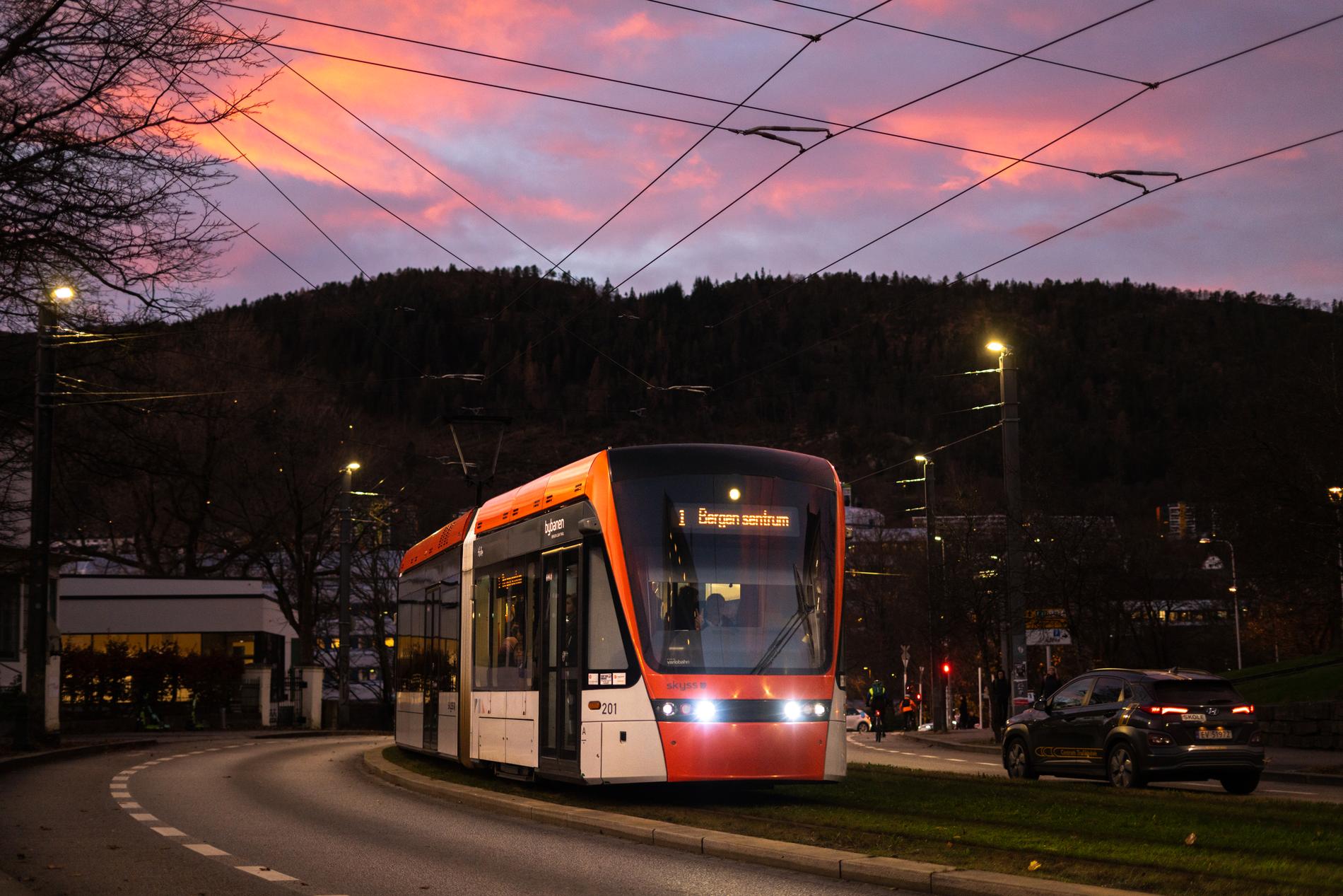 Draumen om vidare bybanebygging i Bergen køyrer no inn i solnedgangen. 