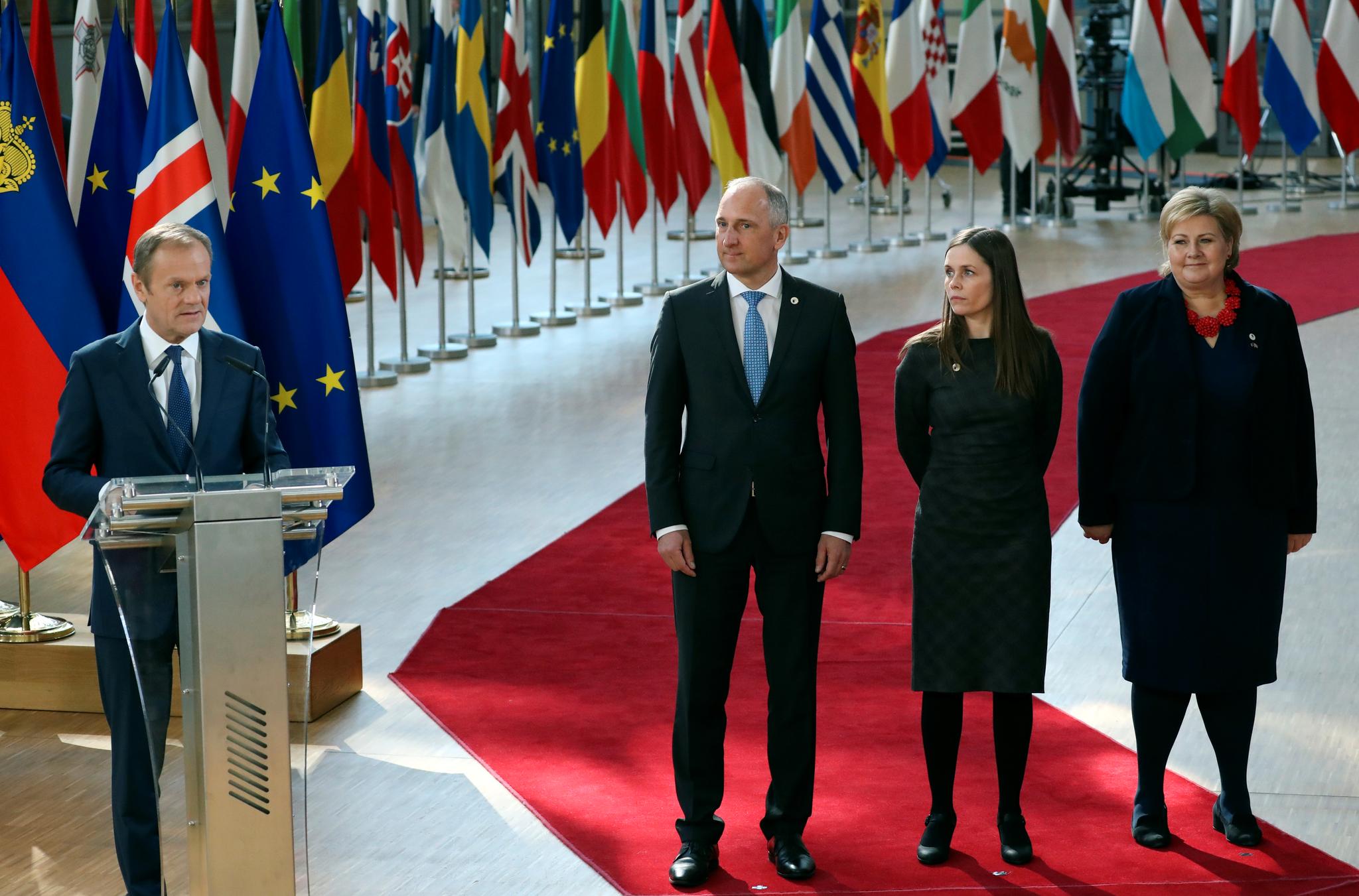 Erna Solberg på den røde løperen i EU-hovedkvarteret i Brussel. Her ankommer hun bursdagsfeiringen sammen med Islands statsminister, Katrín Jakobsdóttir, og Liechtensteins statsminister, Adrian Hasler. 