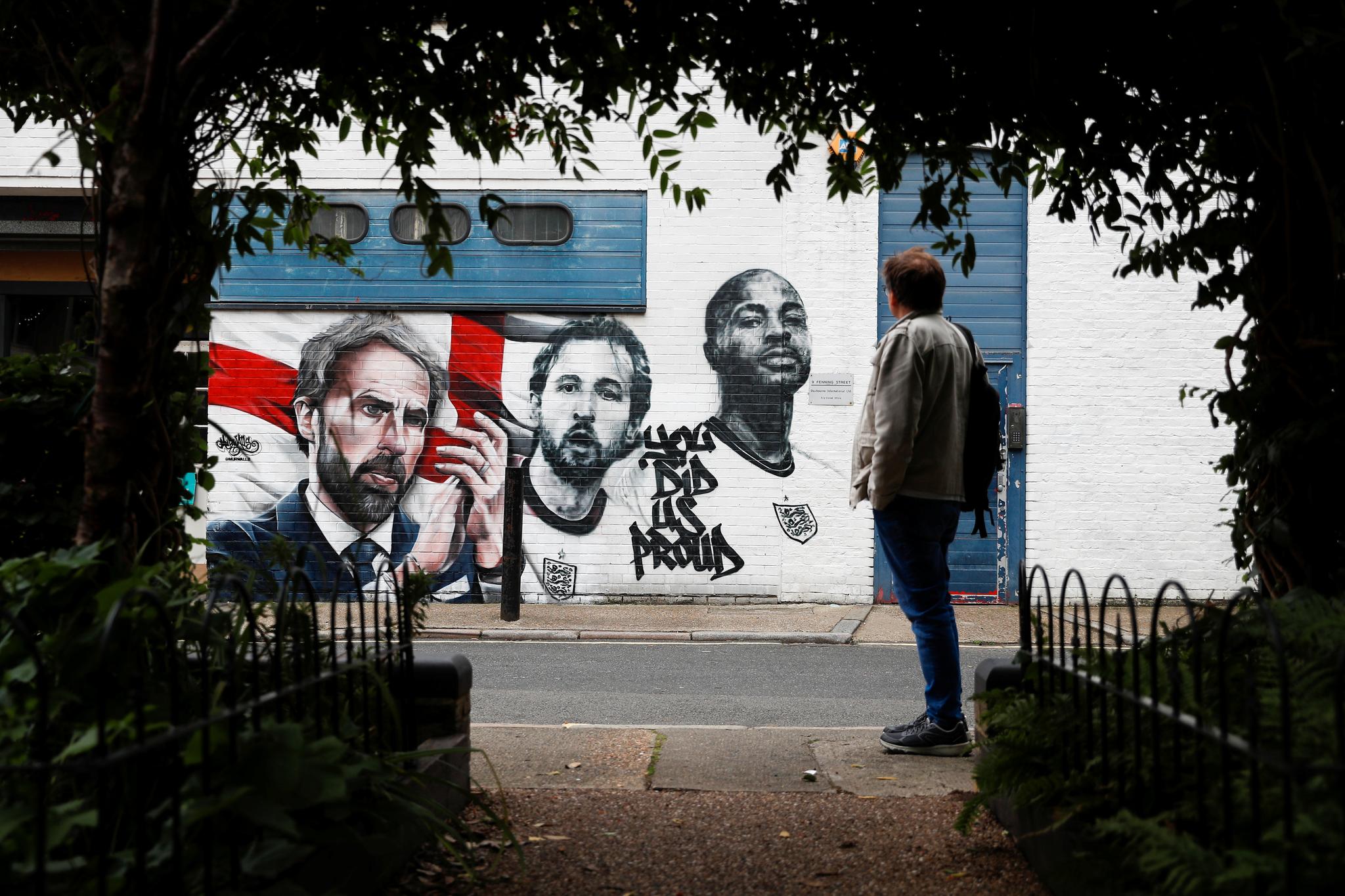 Et veggmaleri i London viser Englands fotballtrener Gareth Southgate og spillerne Harry Kane og Raheem Sterling. Maleriet er en hyllest til det engelske fotballaget i etterkant av årets EM.
