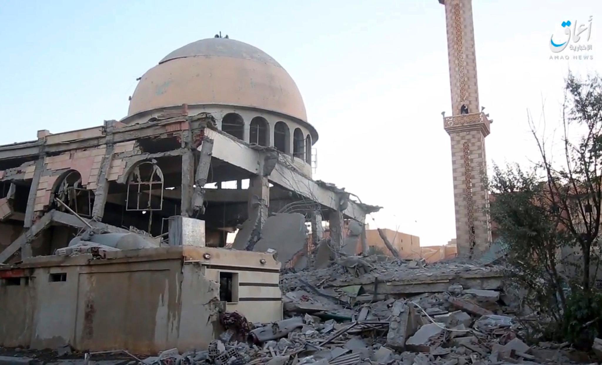  Det som angivelig er en istykkerbombet moské i Raqqa på et stillbilde fra et udatert videoopptak som IS' propagandatalerør Amaq publiserte lørdag. Foto: AP / NTB scanpix 