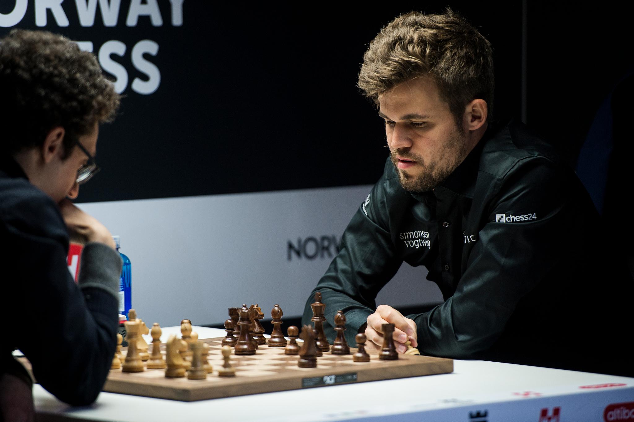 Magnus Carlsen i aksjon mot Fabiano Caruana. 