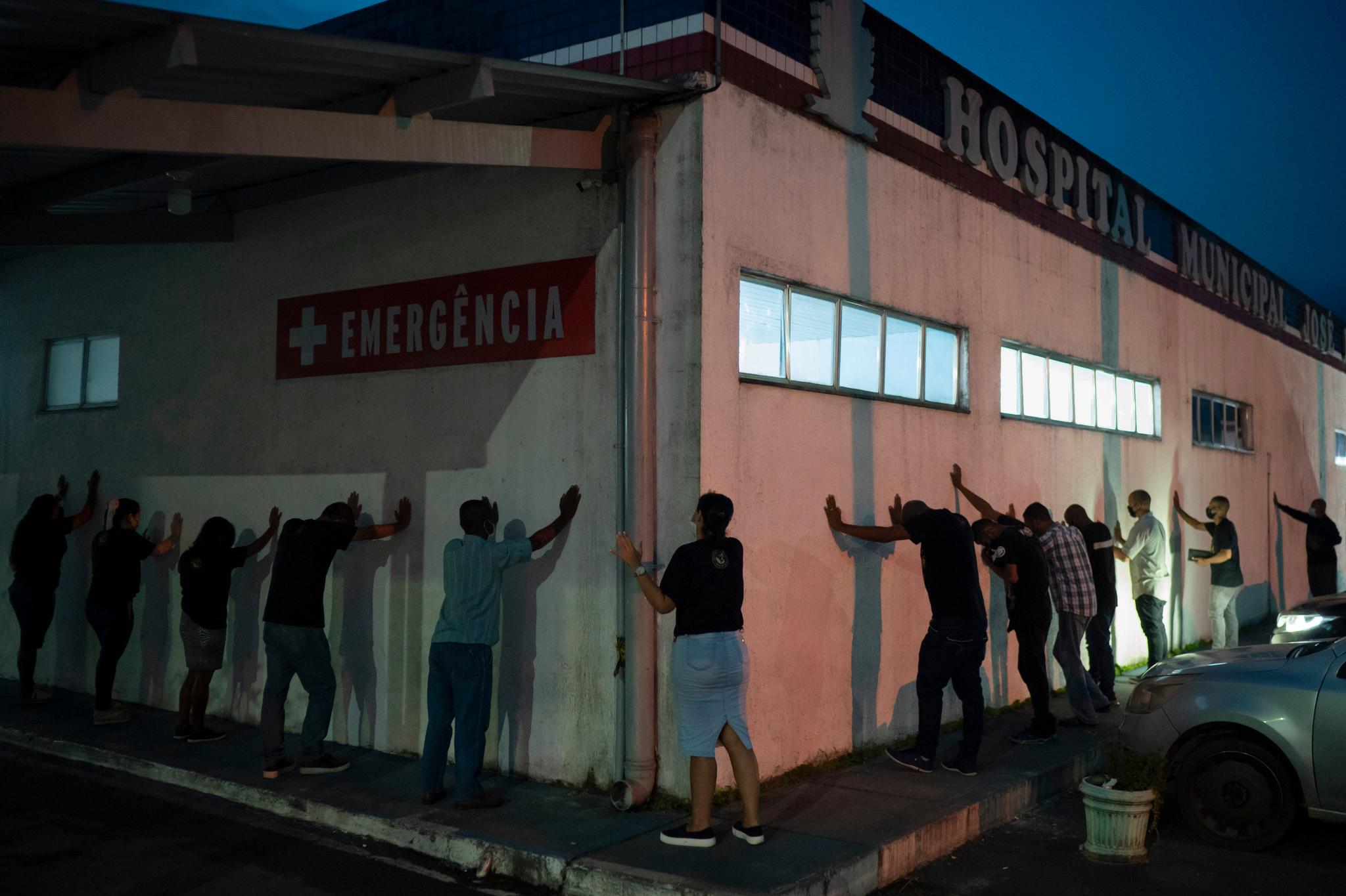 Medlemmer av en evangelisk gatekirke i Brasil ber for koronapasientene som kjemper for livet på det lokale sykehuset i Guapimirim, en kommune i delstaten Rio de Janeiro. 