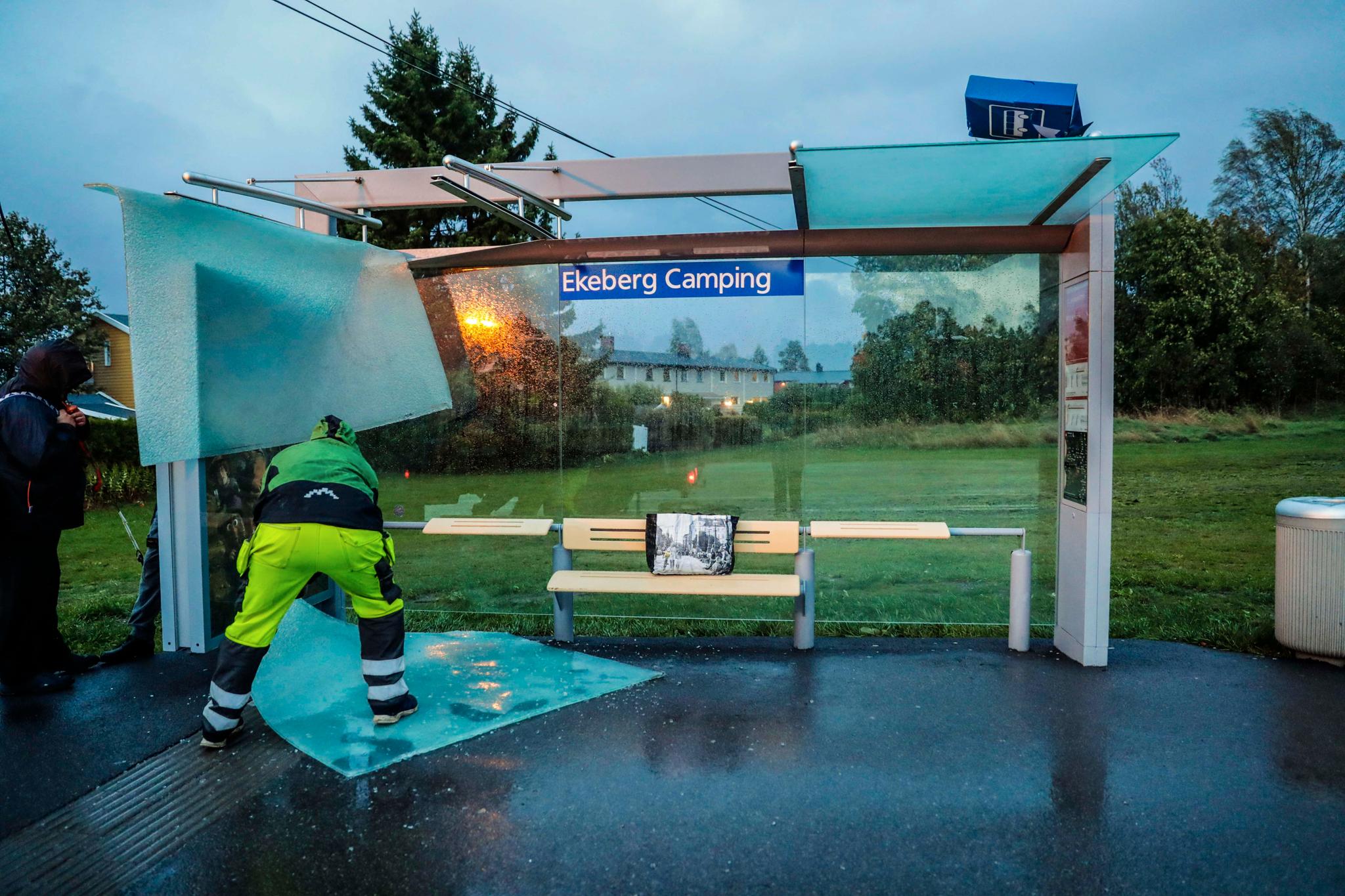 Taket på dette busskuret på Ekeberg falt ned som følge av «Knud» men Oslo er ikke blitt hardt rammet av stormen.
