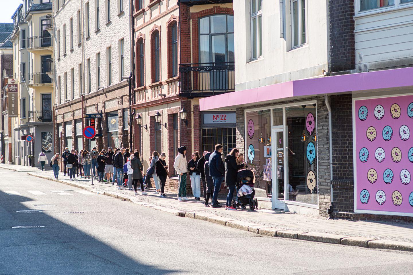 Folk møter opp tidlig for å skaffe seg donuts i Bergen. Her er det et kvarter før Happy Donuts åpner en fredag i april. 