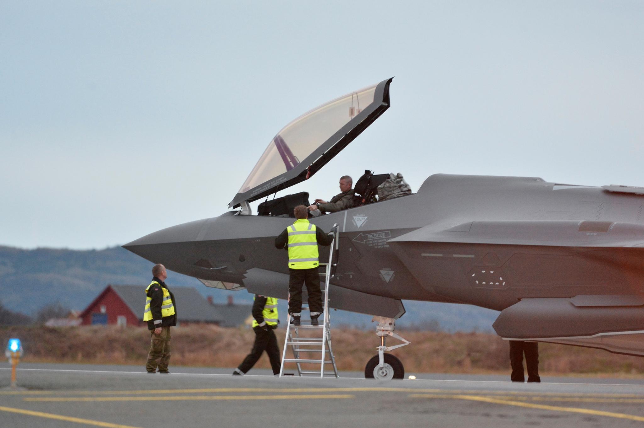F-35 på Ørland. Ifølge Forsvarsbygg beløper de nye utgiftene til beskyttelse av basen seg til 750 millioner kroner, i rene merkostnader.