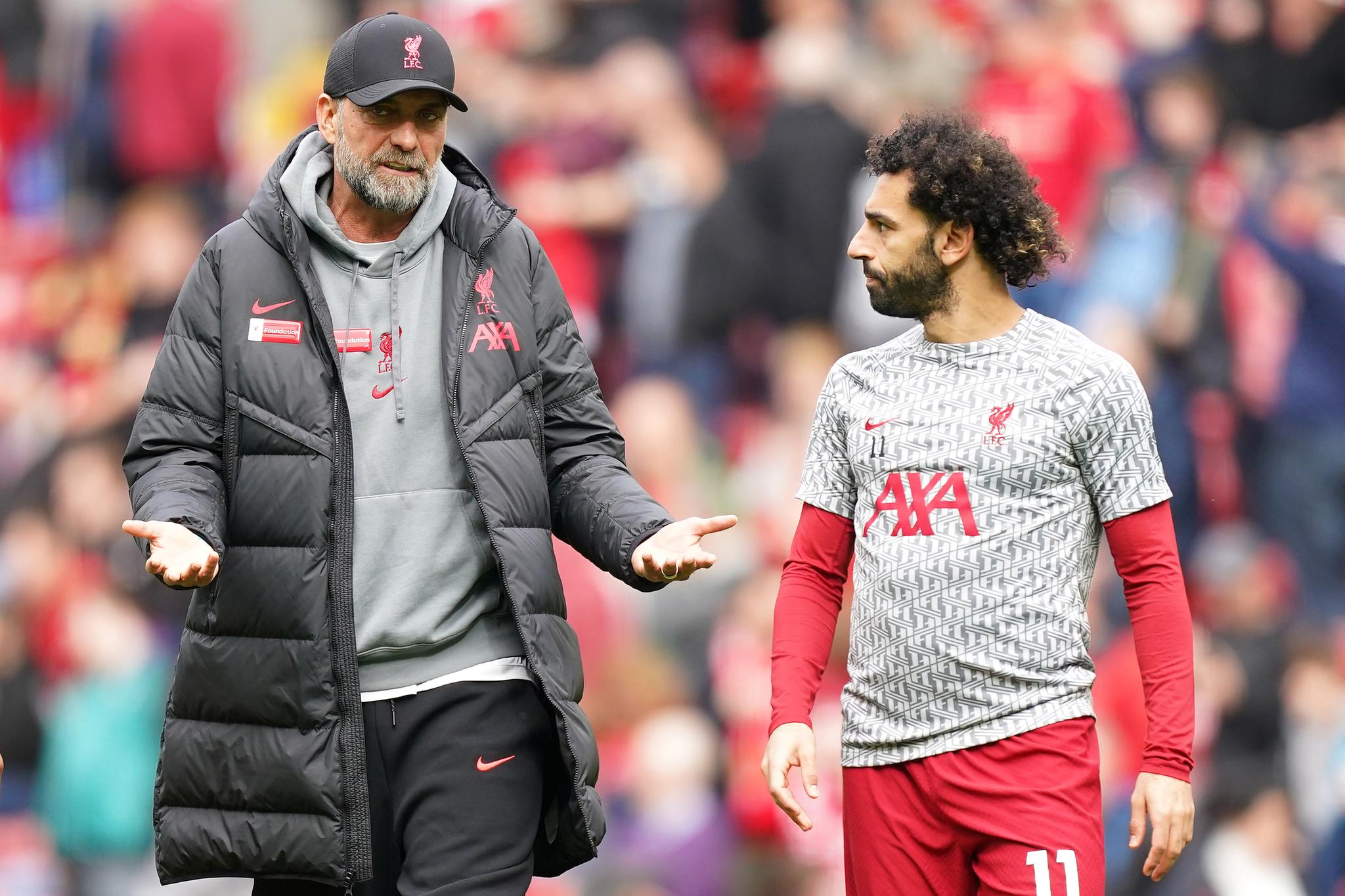 EUROPA LEAGUE NESTE: Liverpool-manager Jürgen Klopp (t.v.) og klubbens best betalte spiller Mohamed Salah i prat for kamp 6. mai. Da slo de Brentford 1–0. 