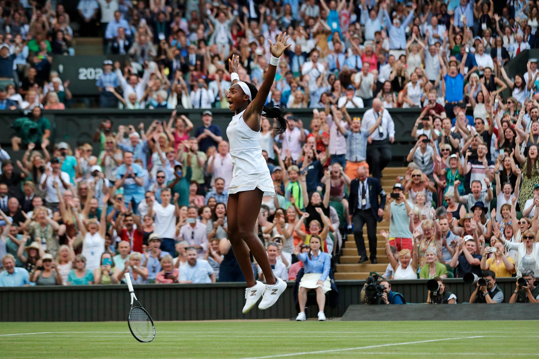 Slike scener får vi ikke se i år. Coco Gauff jubler etter å ha vunnet en kamp i Wimbledon-turneringen i tennis. Gressturneringen i London er avlyst for første gang siden 2. verdenskrig. 