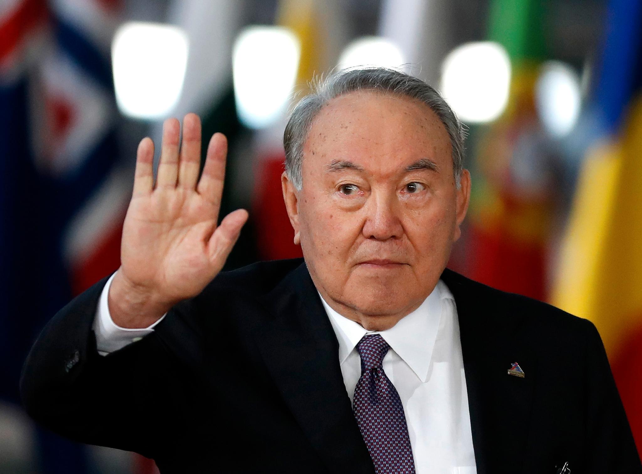 Nursultan Nazarbajev hadde sittet som president i nesten tredve år da han brått gikk av i mars i år. Nå skal det holdes nytt valg i juni, men det har skapt misnøye blant borgerne. 