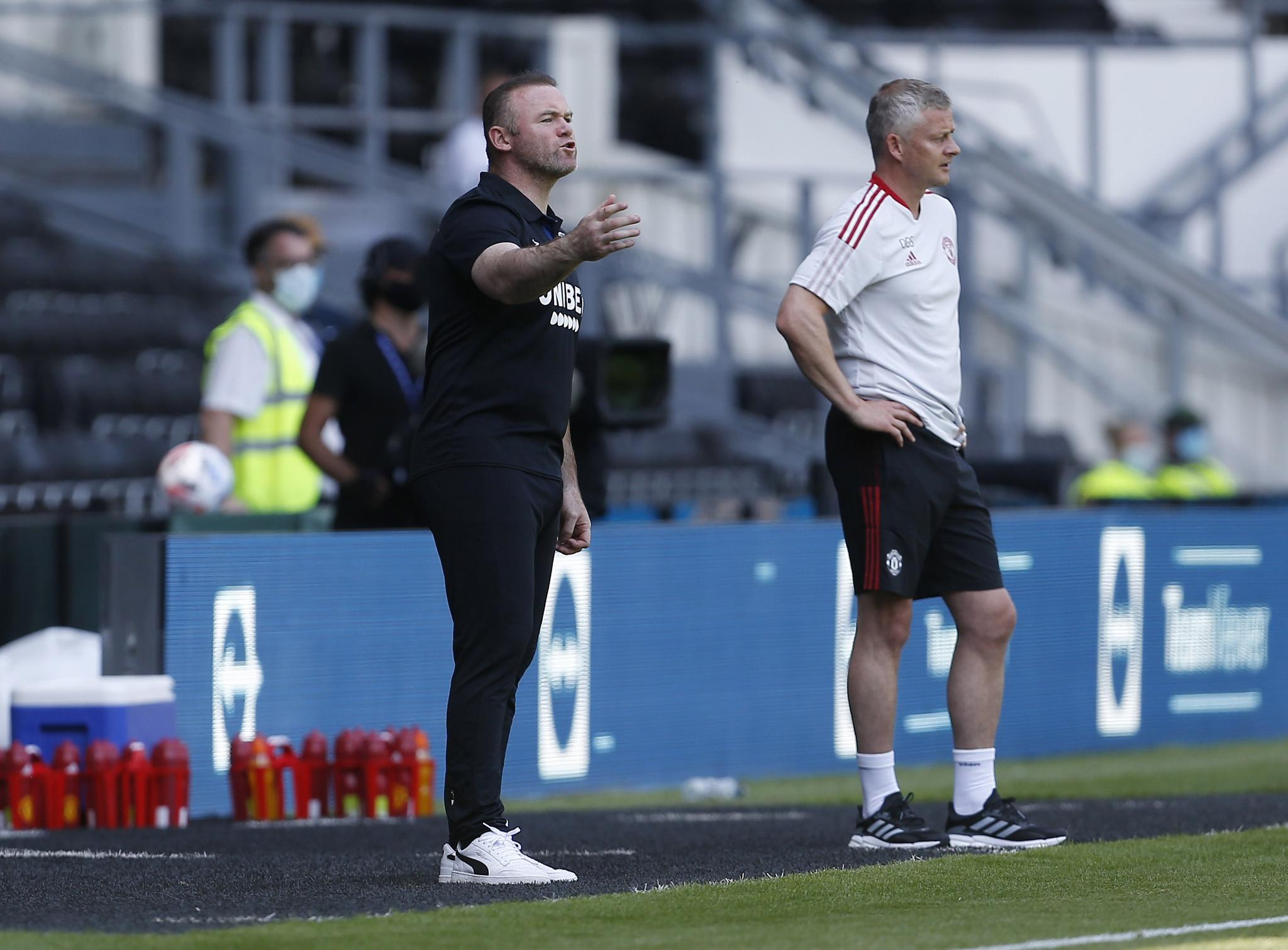 MØTTES NYLIG: De to gamle Manchester United-lagkameratene Wayne Rooney og Ole Gunnar Solskjær, nå managere for henholdsvis Derby og Manchester United, møttes til dyst i sesongoppkjøringen. 