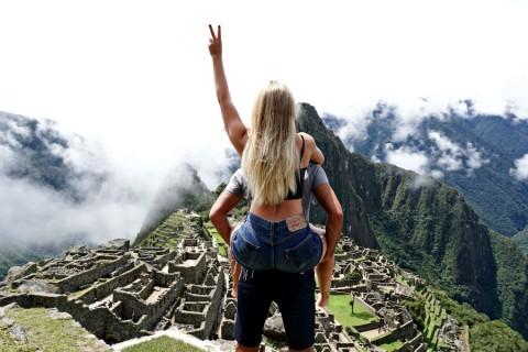 Machu Picchu i Peru ligger nærmere 2500 meter over havet og regnes som et av verdens sju nye underverker. Paret har også krysset av Kristusstatuen i Brasil fra underverk-lista.