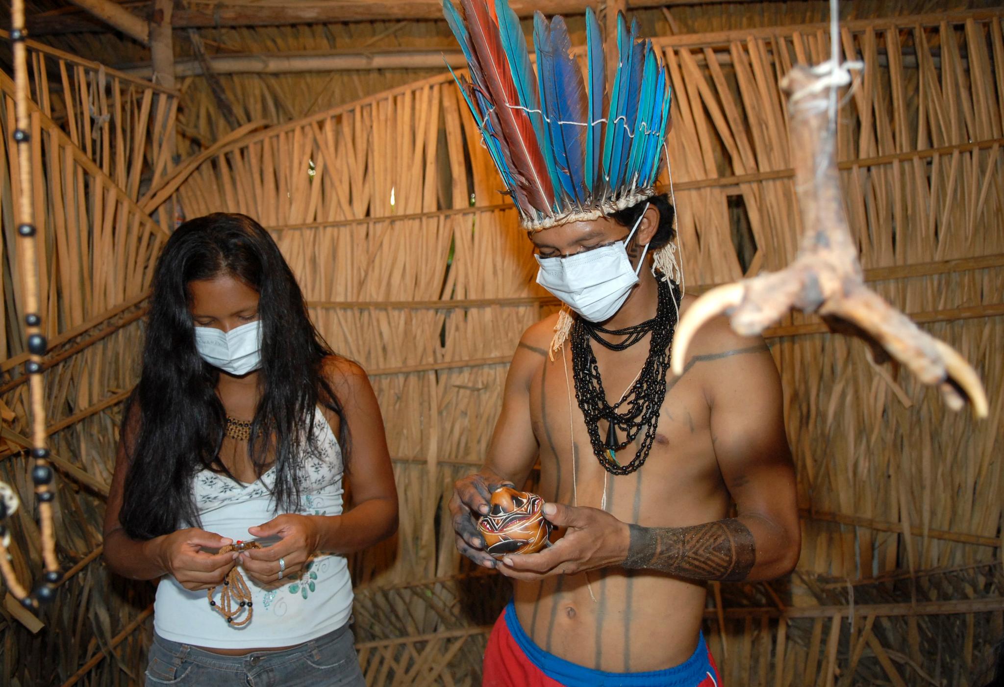 Brasil ble hardt rammet av svineinfluensaen i 2009. Her beskytter urfolk fra Amazonas seg med masker.