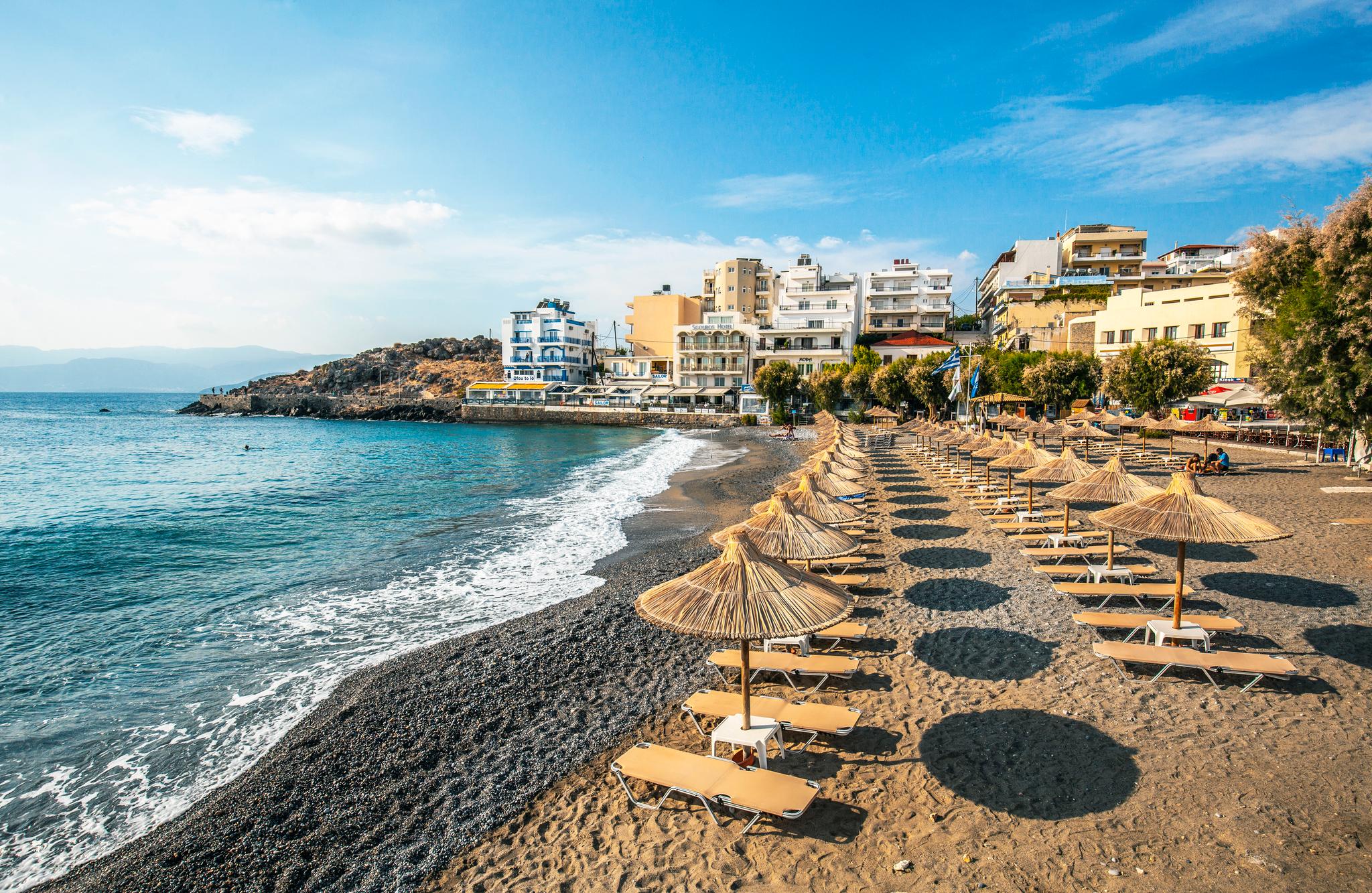 Stranden i Agios Nikolaos, øst på Kreta i Hellas.