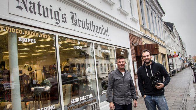 Hverdagen i Natvig’s Brukthandel er blitt realityserie. På bildet ser vi Gordon Natvig og Ianco Ilies fra Pikant Media. Foto: Kristian Hole.