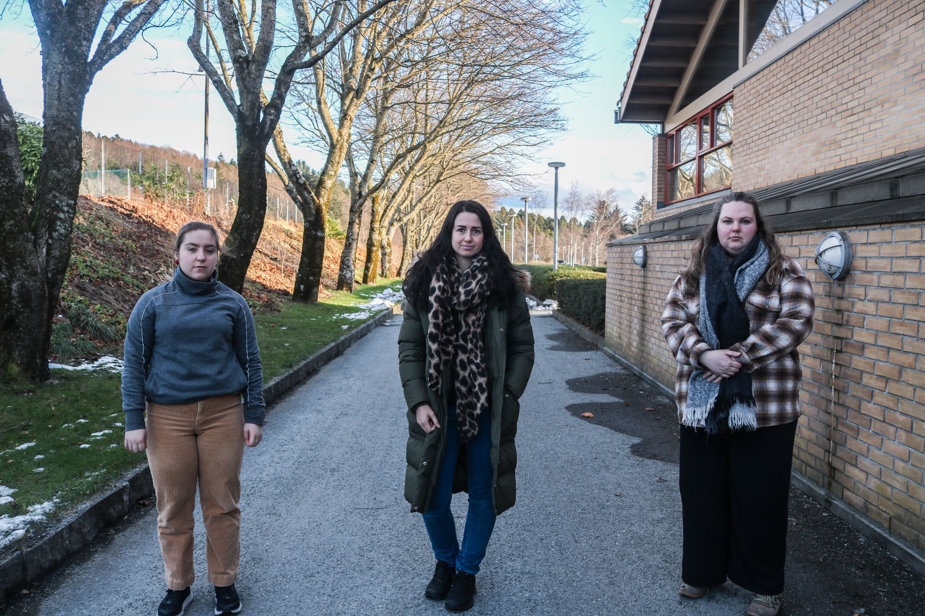 Emilie Olsen, Silje Nygård og Karoline Bjørnsen frykter å dra med seg smitte fra eksamenslokalet og hjem til familiene sine i julen.