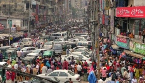 TETT BEFOLKET: Slik ser en trafikkork ut i Dhaka.