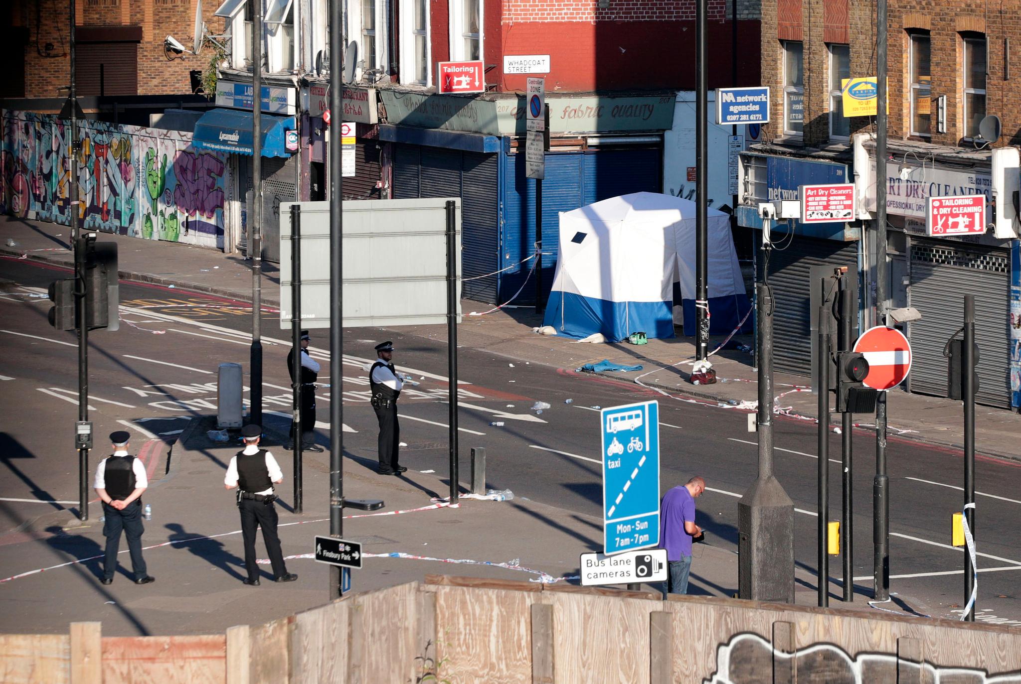 Her fant angrepet nord i London natt til mandag sted. Bak teltet skimtes bilen angriperen brukte.