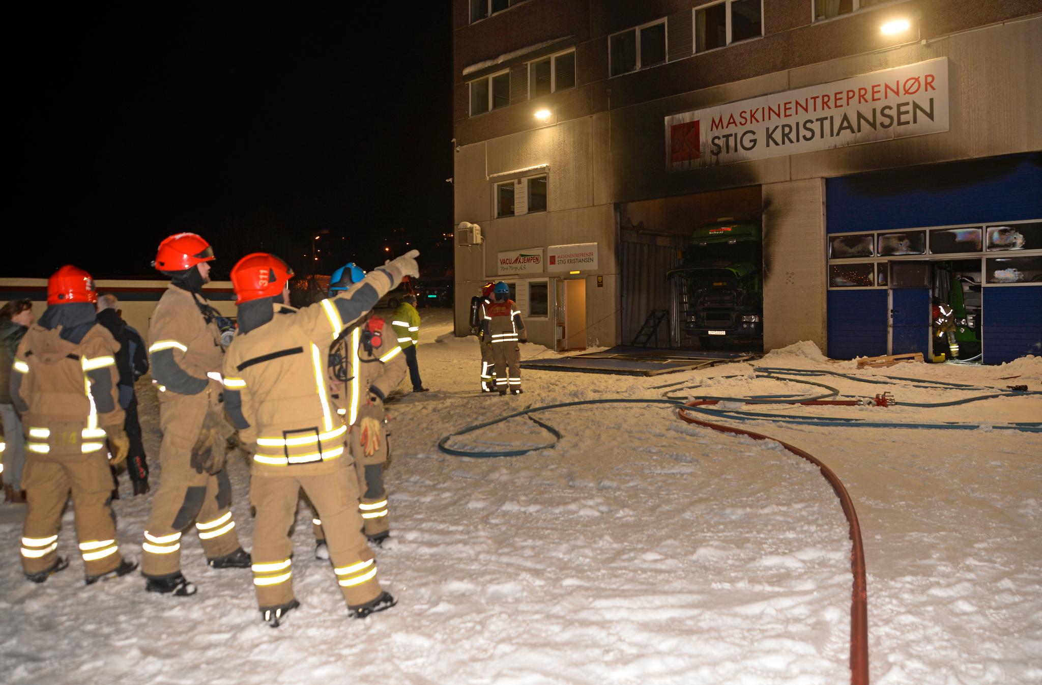 Eksplosjon i næringsbygg i Tromsø. Dørene og garasjeport hos Maskinentrepenør Stig Kristiansen er blåst ut.
Foto: Rune Stoltz Bertinussen / NTB scanpix