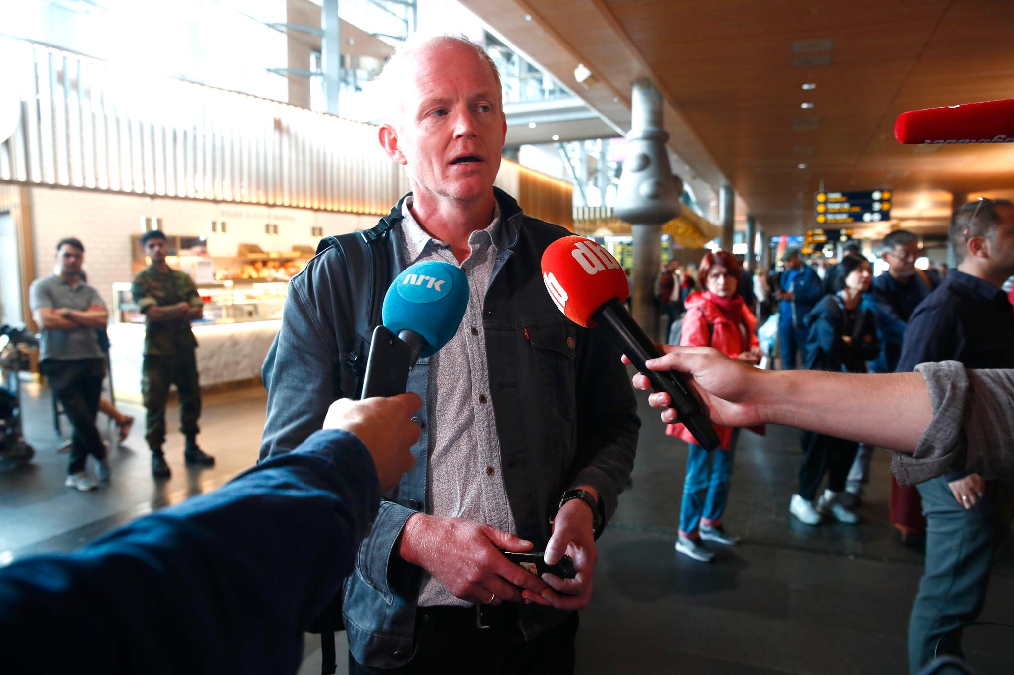 Abbasi-familien returnerer til Norge. Tirsdag møtte SV-politiker Lars Haltbrekken familien på vegne av støttegruppen på Gardermoen. Foto: Terje Pedersen / NTB scanpix