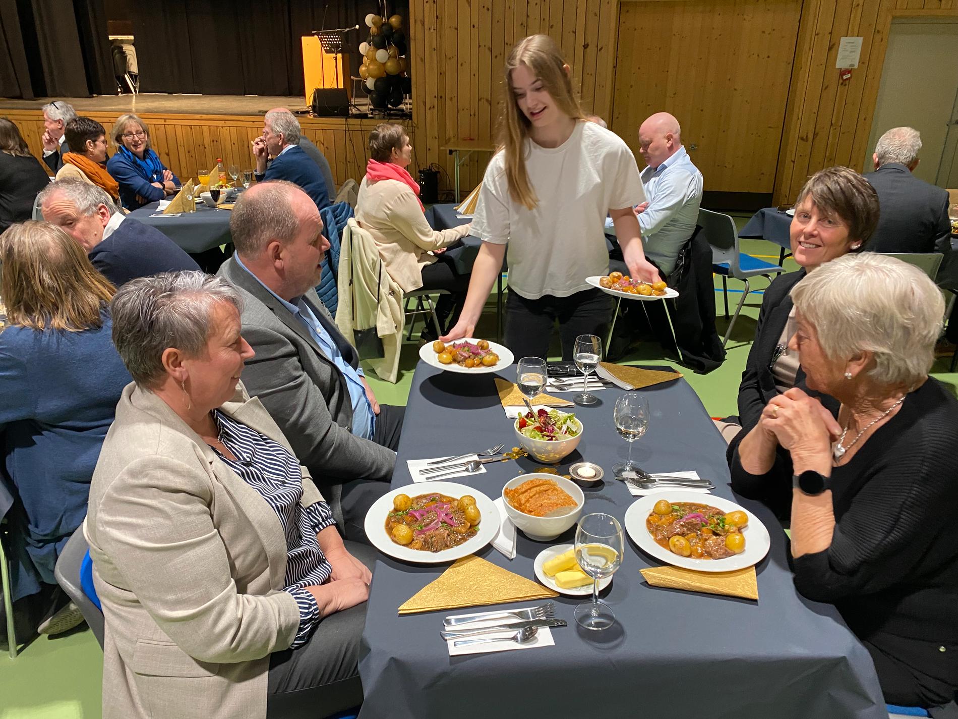 Folk kosa seg med god mat. Her serverer Henriette Austbø Else May Sevheim (t.v.), Olav Reilstad. Kirsten Elin Begrsvik og Tora Bergsvik.