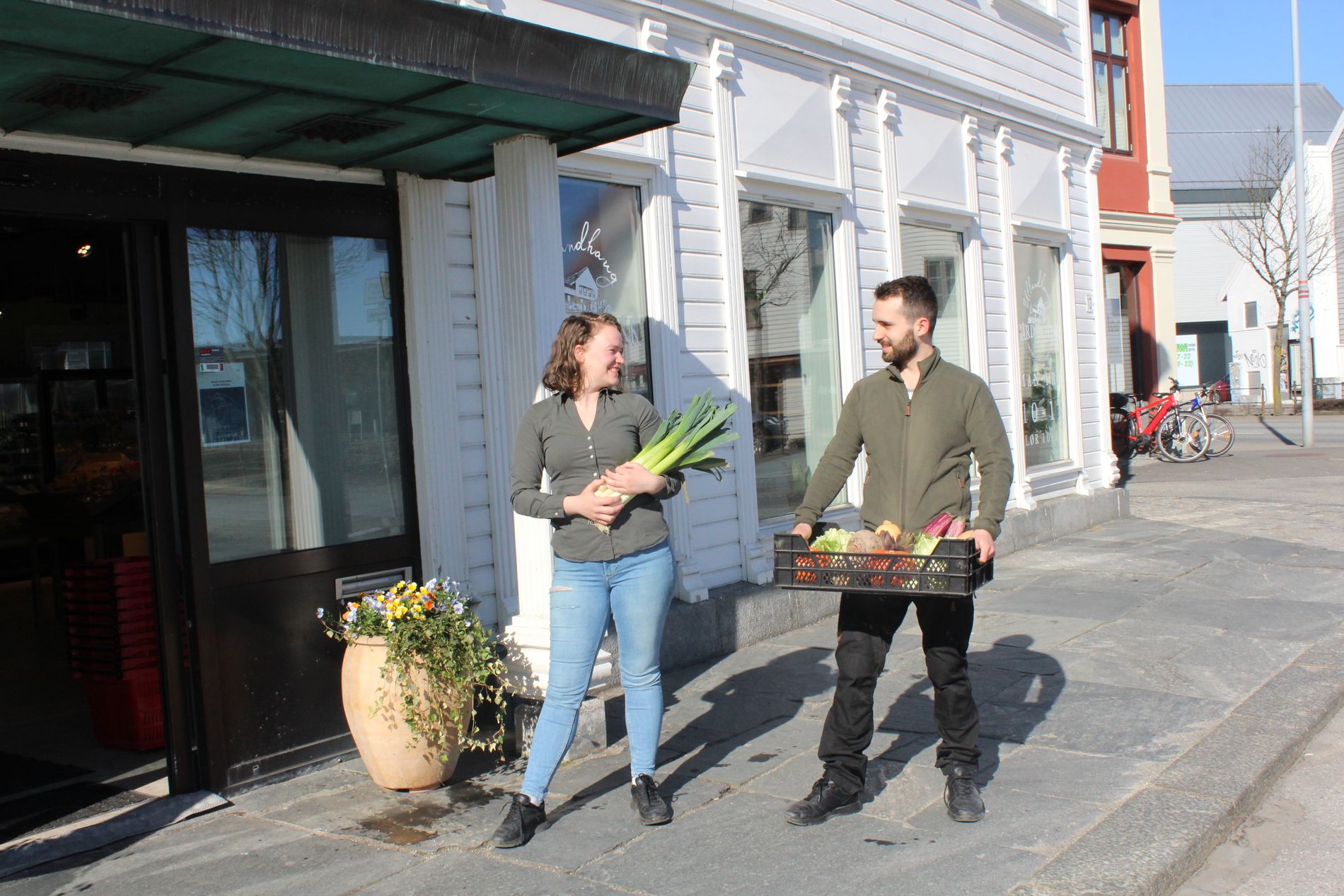 Ida Sevheim og Dimitrios Papachristodoulou har flyttet butikken sin inn i Verksgata 13. 