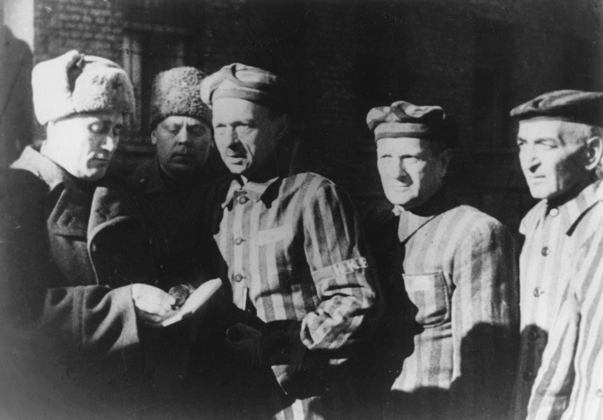 Tre fanger i Auschwitz snakker med soldater i Den røde armé rett etter frigjøringen. 