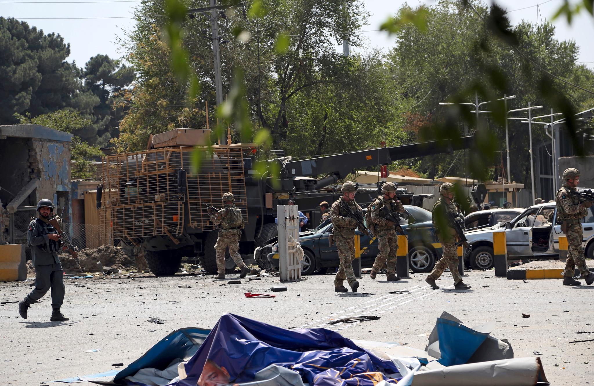 Britiske soldater bisto afghanske kolleger etter bilbombeangrepet torsdag. Foto: AP / NTB scanpix
