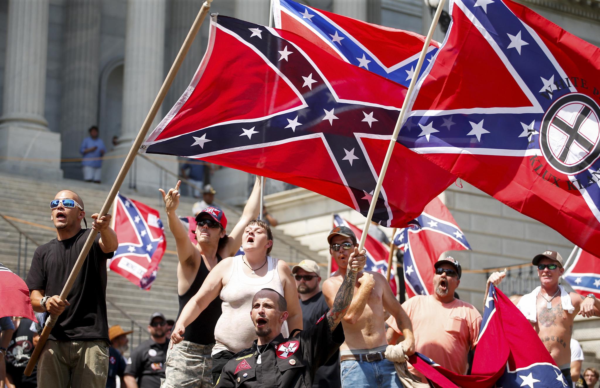 Sørstatsflagget brukes ofte som et symbol av rasistiske grupperinger i USA. Her er det medlemmer av Ku Klux Klan som protesterer i Columbia i Sør-Carolina i 2015.