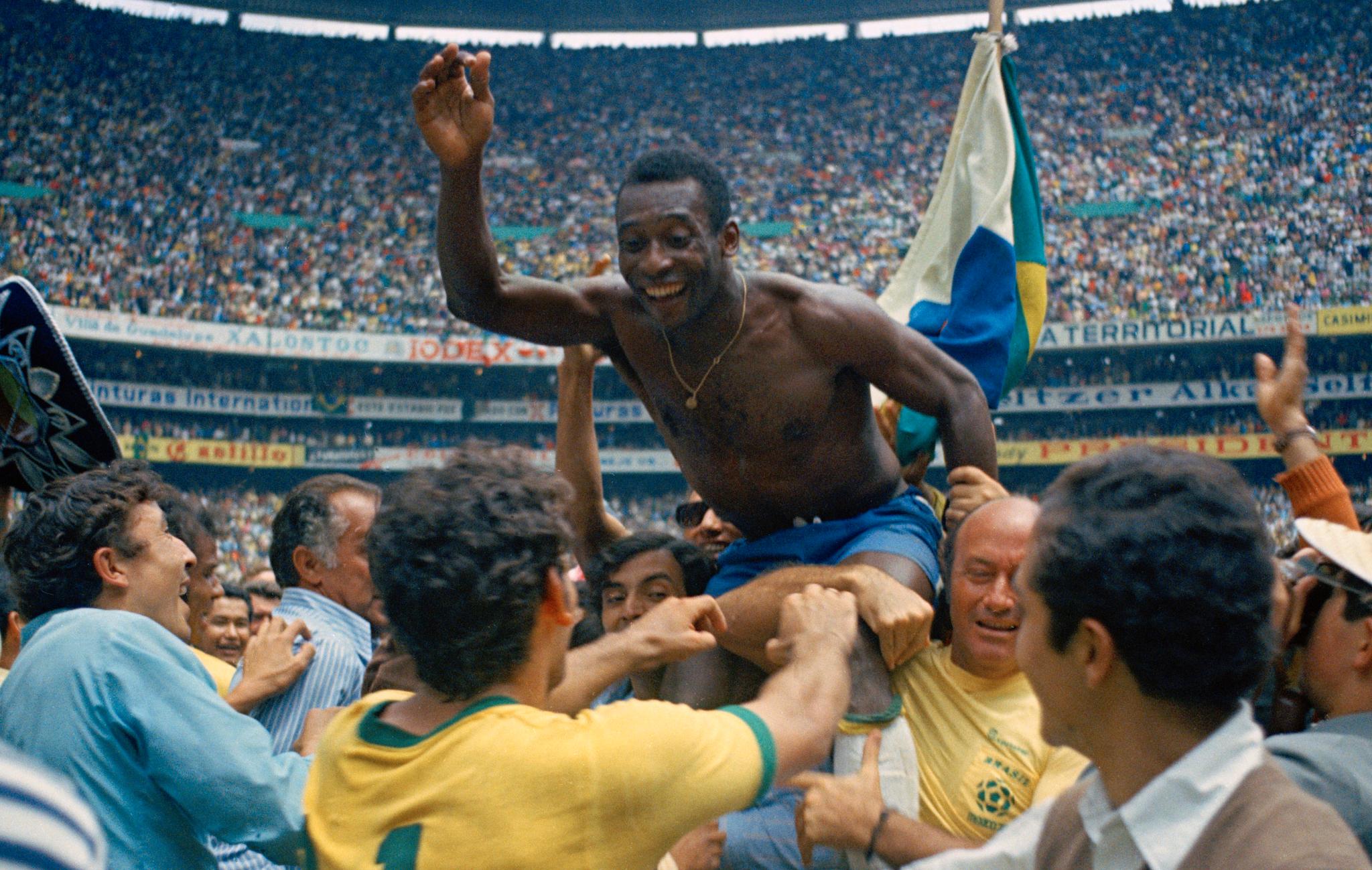 HISTORISK: Pelé feirer sitt tredje VM-gull i 1970.