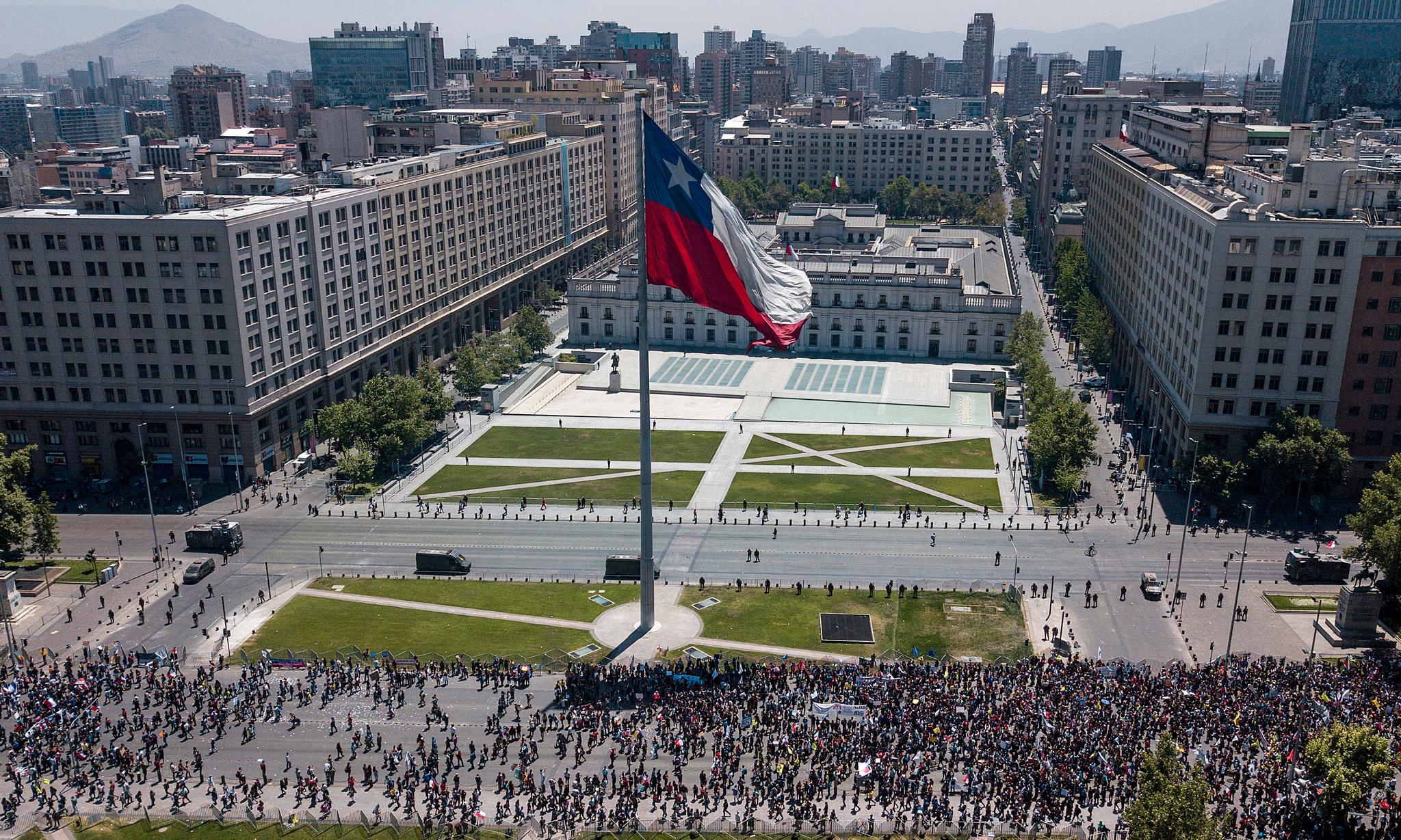 Demonstranter møtte også onsdag opp utenfor presidentpalasset La Moneda i Chiles hovedstad Santiago. 
