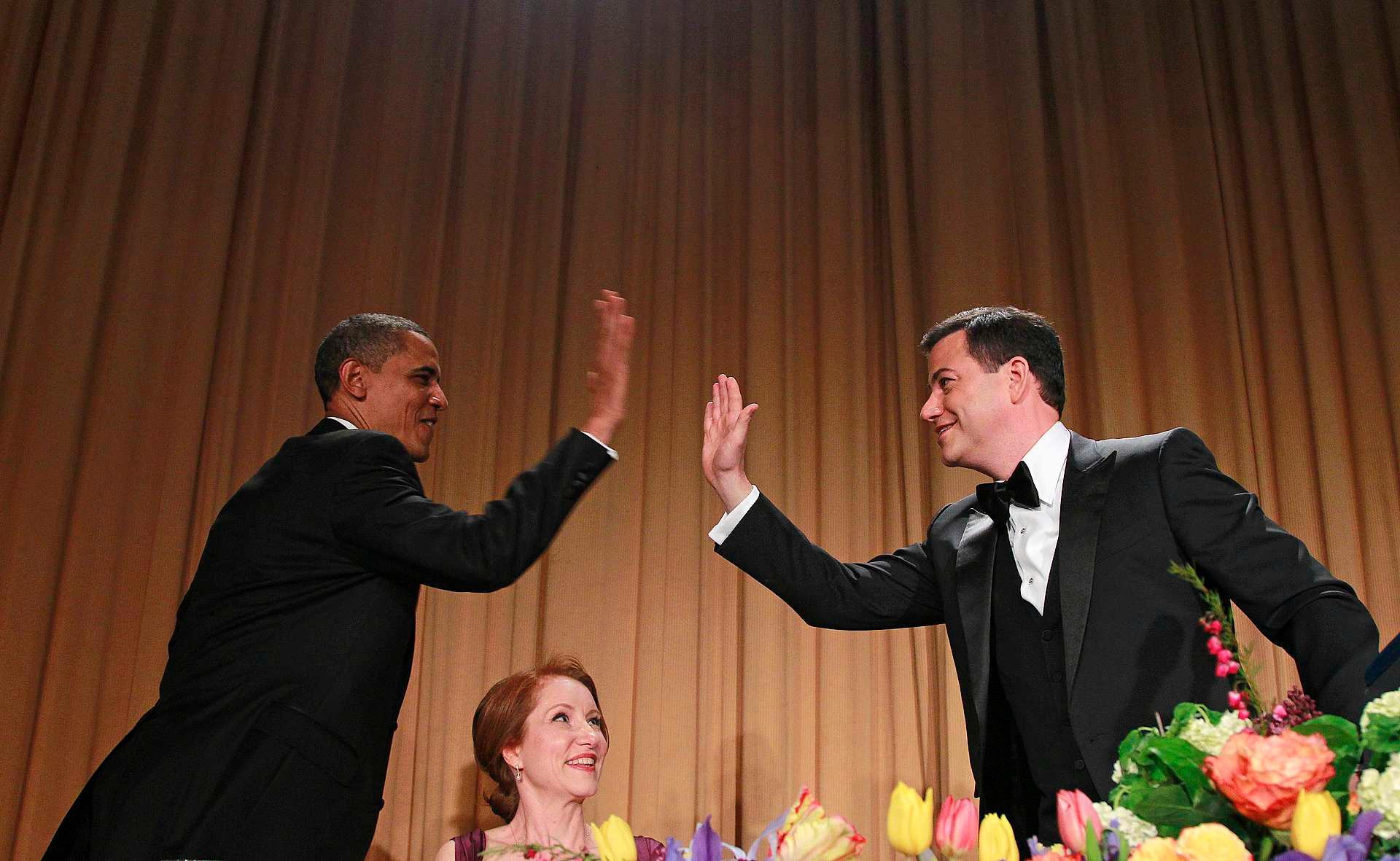 Obama gjør high five med komiker Jimmy Kimmel i 2012.