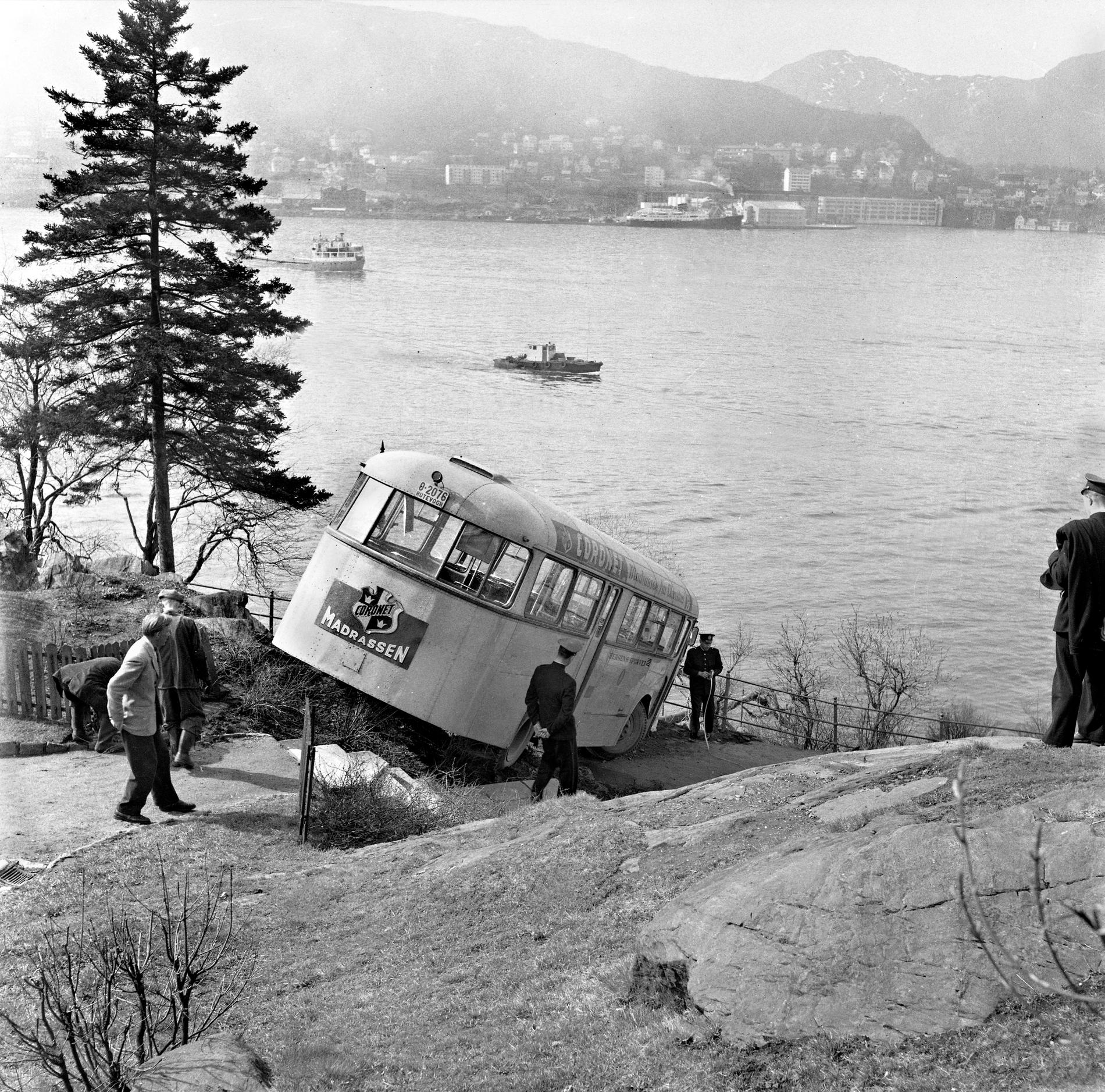 FØRERLØS: Ved endestasjonen på Nordnes var sjåføren ute et nødvendig ærend, da denne bussen begynte å gå for egen maskin. Det var våren 1956. Til alt hell stoppet den ville ferden før bussen havnet i sjøen.