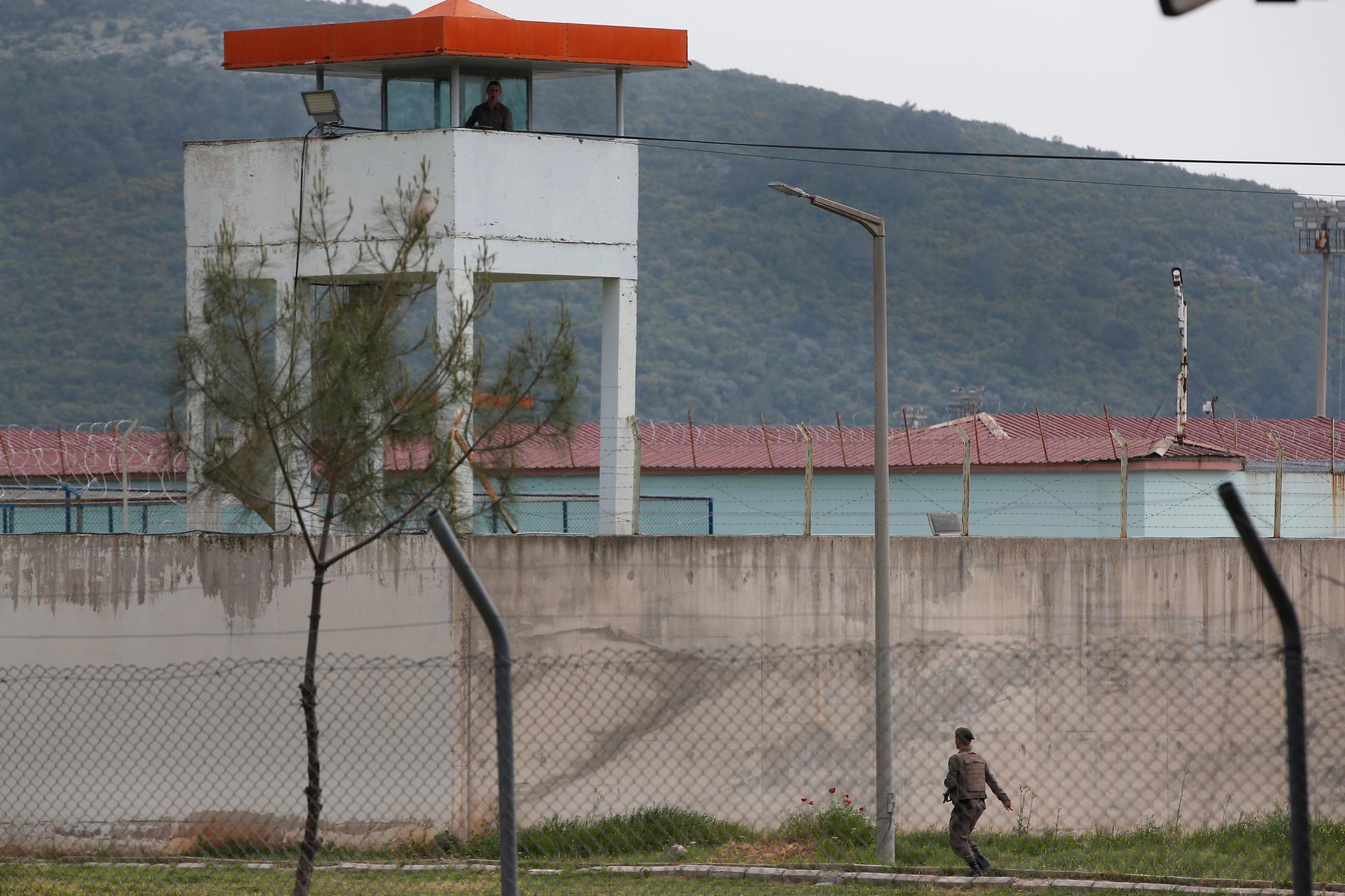 Den amerikanske pastoren Andrew Brunson satt i Kiriklar-fengselet ved Izmir i cirka 1,5 år. Han var anklaget for å ha forbindelser til flere terrorgrupper. Bevisene var etter alle solemerker ikke-eksisterende. 