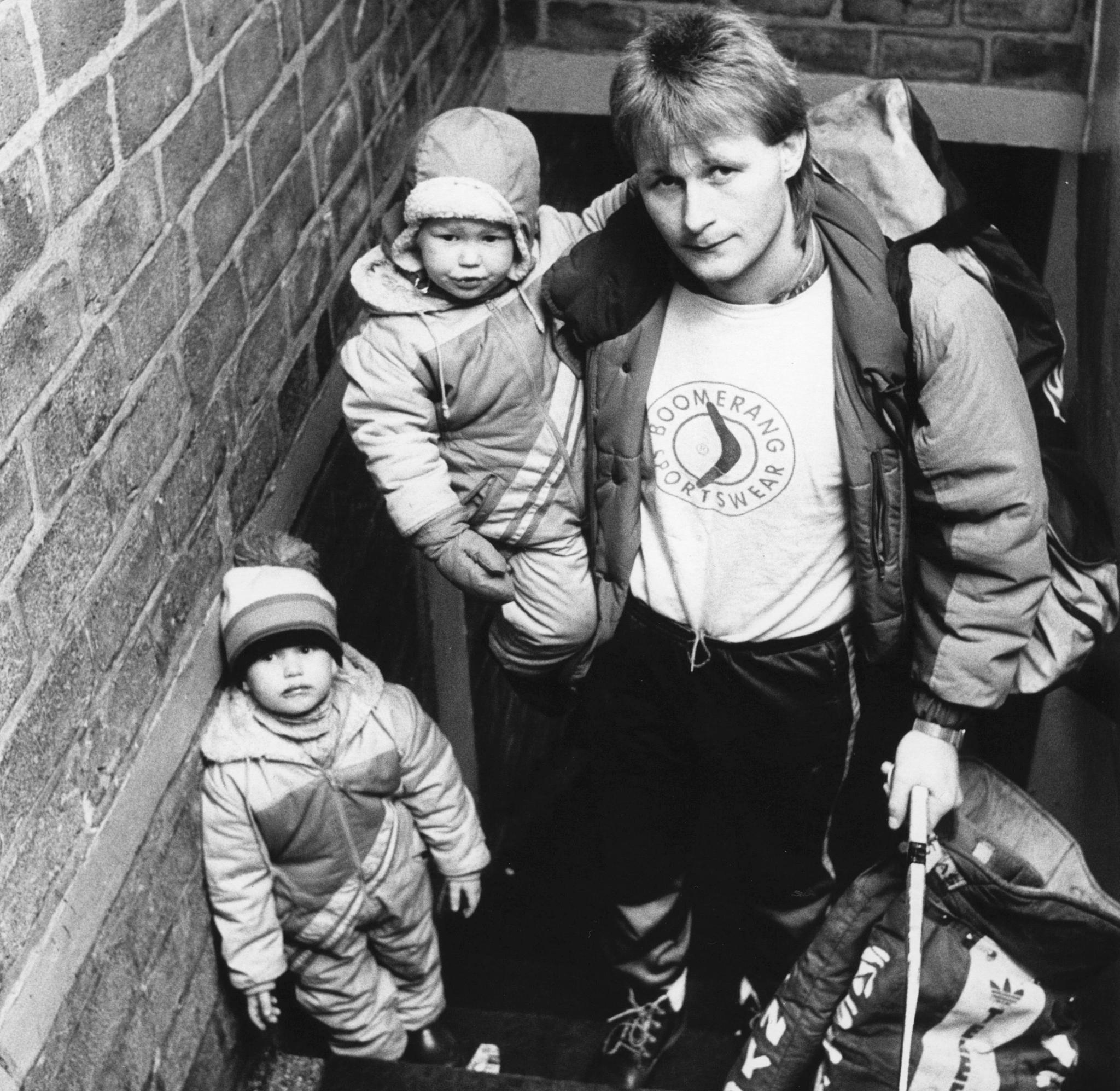 Petter Thoresen med sine sønner i 1988, Patrick (t.v.) og Steffen på armen til pappa. Bildet er tatt på Jordal Amfi.