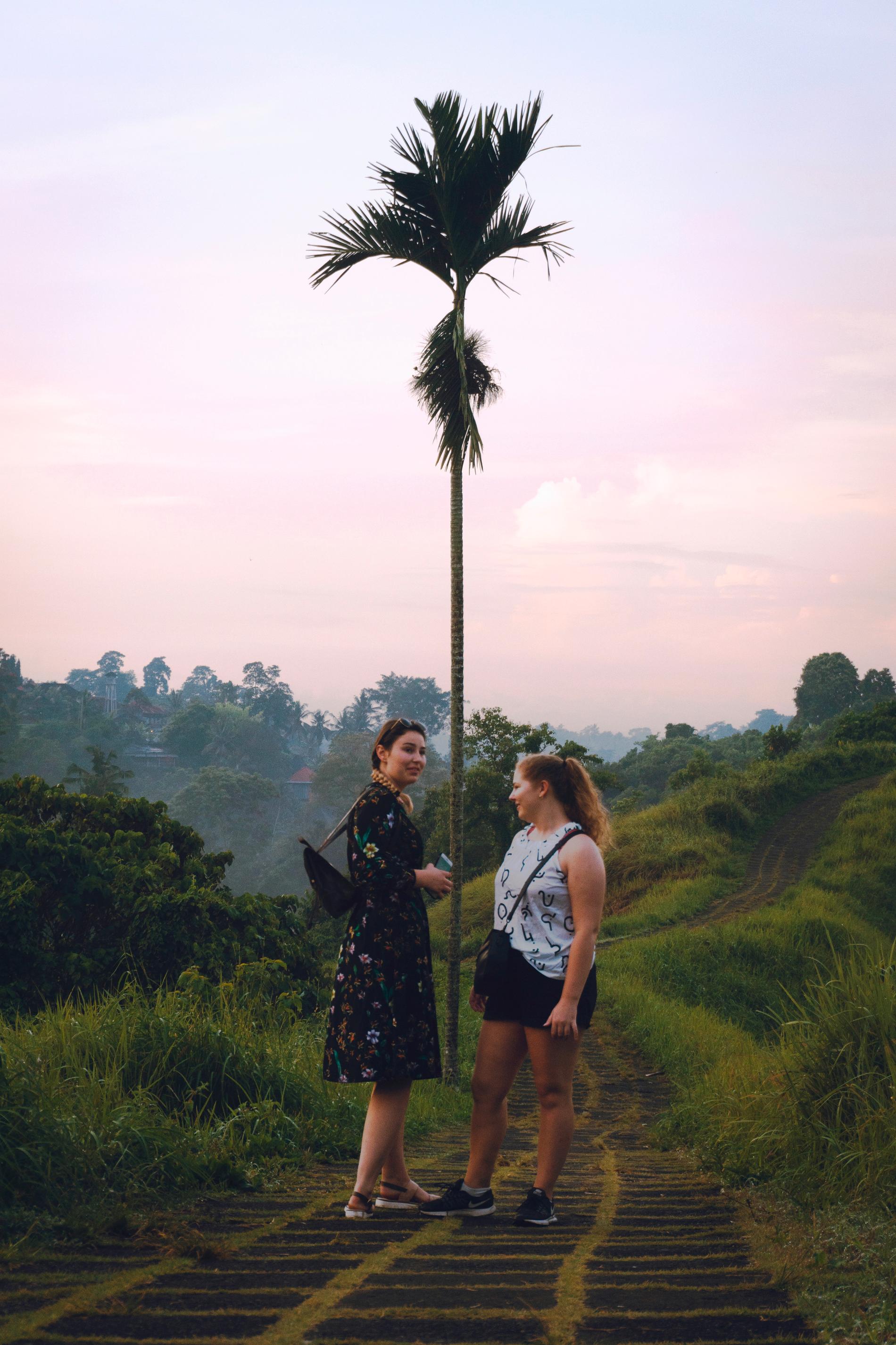 Her er Neverdal i Indonesia sammen med ei venninne.