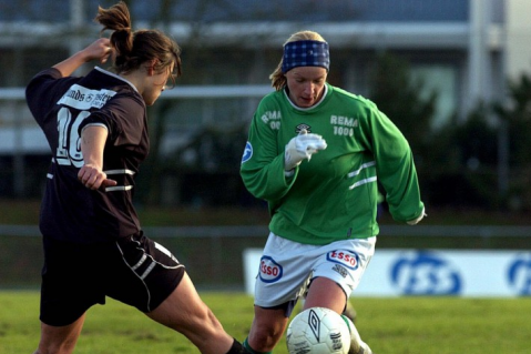 Klepps Lovise Sømo forserer i en treningskamp i 2003