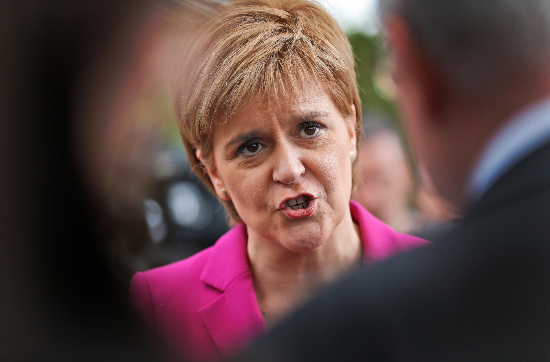 Skottlands leder Nicola Sturgeon sier hun vil be de skotske folkevalgte om myndighet til å holde en ny folkeavstemning om løsrivelse fra  London. Foto: Frank Augstein / AP / NTB scanpix