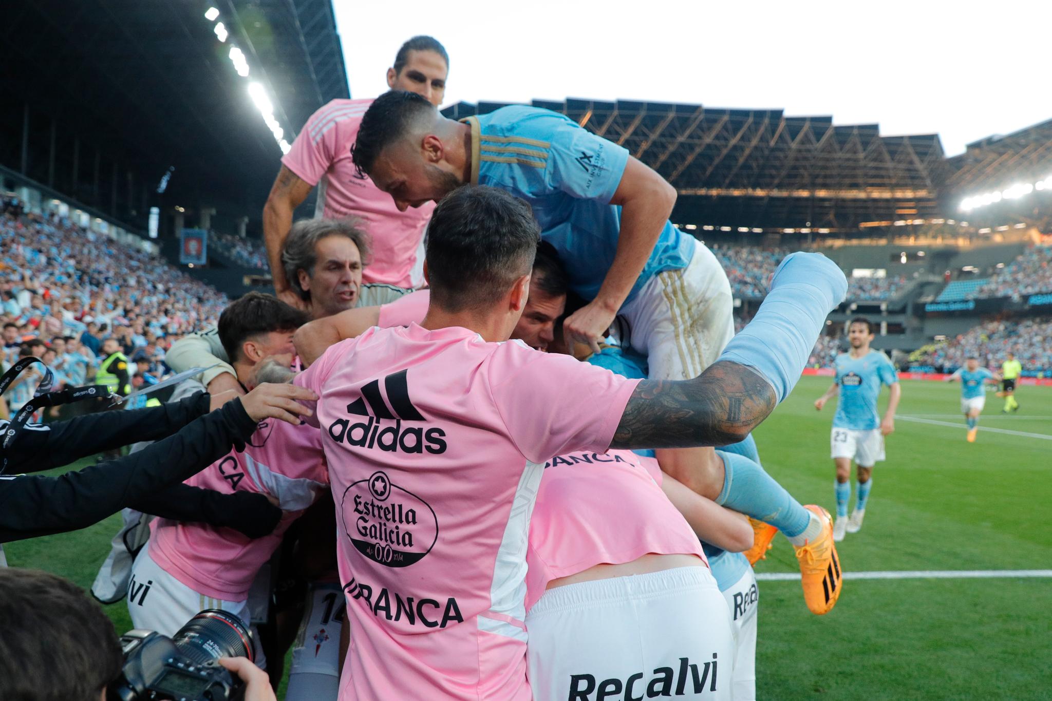 VAMOS: Celta Vigo-spillerne jubler etter én av to scoringer mot Barcelona søndag kveld.