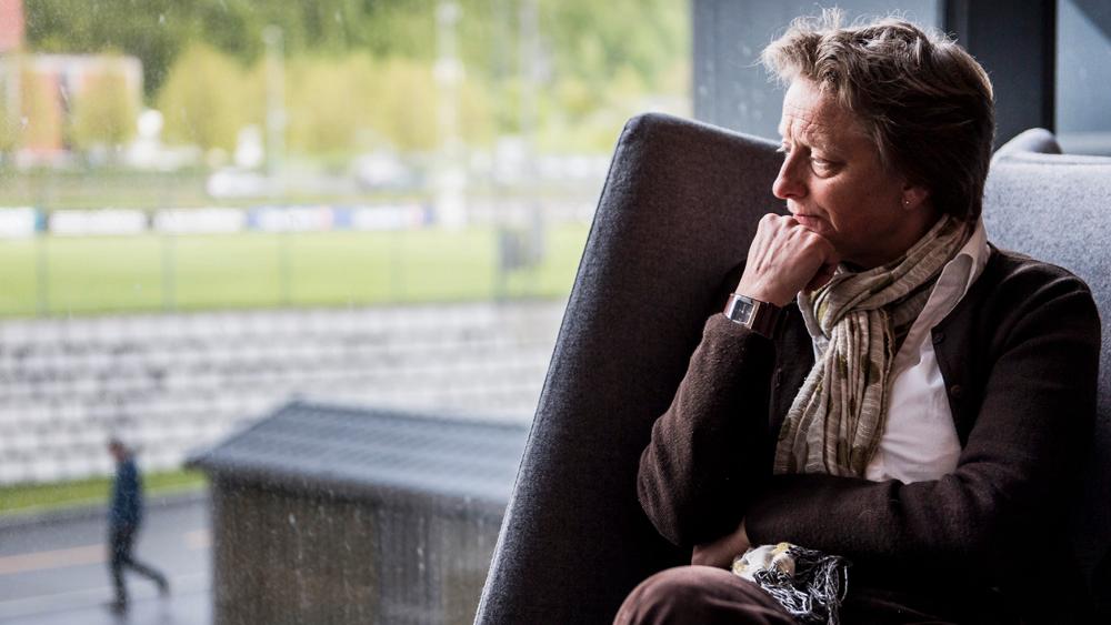 FORNØYD: Karen Espelund er glad for at Sepp Blatter nå går av som FIFA-president.