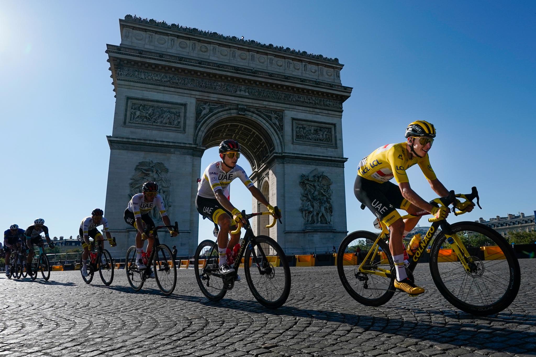 PARIS: Tadej Pogacar (gult) kunne trille inn til Paris og triumfbuen som vinner av fjorårets Tour de France.