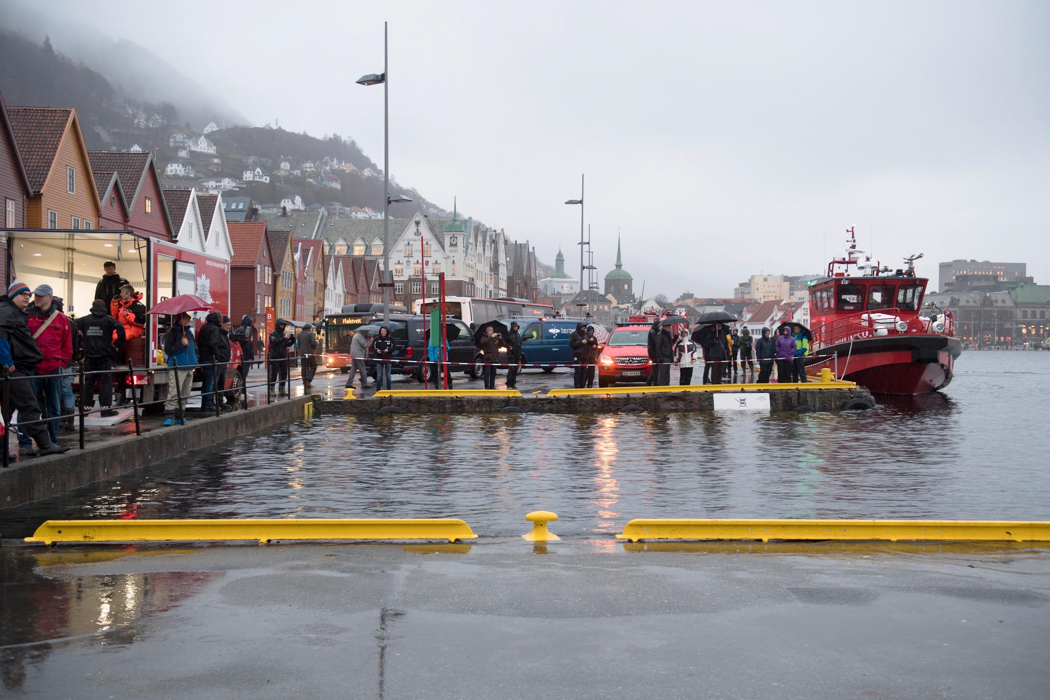 Høy vannstand de neste dagene kan føre til at Bryggen i Bergen blir oversvømt. Dette bildet er tatt under en stormflo i 2017. 