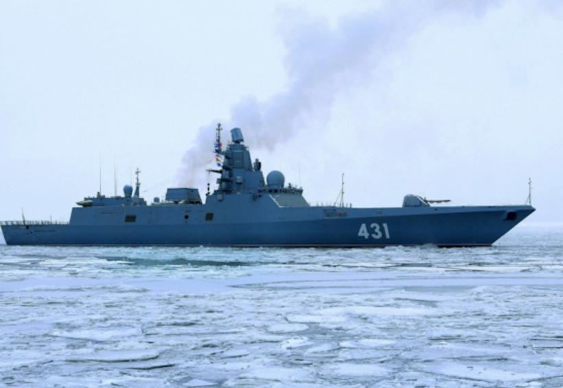 Den russiske fregatten Admiral Kasatonov under oppdrag i Hvitesjøen i Russland. Fregatten pekes nå ut som den mulige kilden til støysignaler i Finnmark.