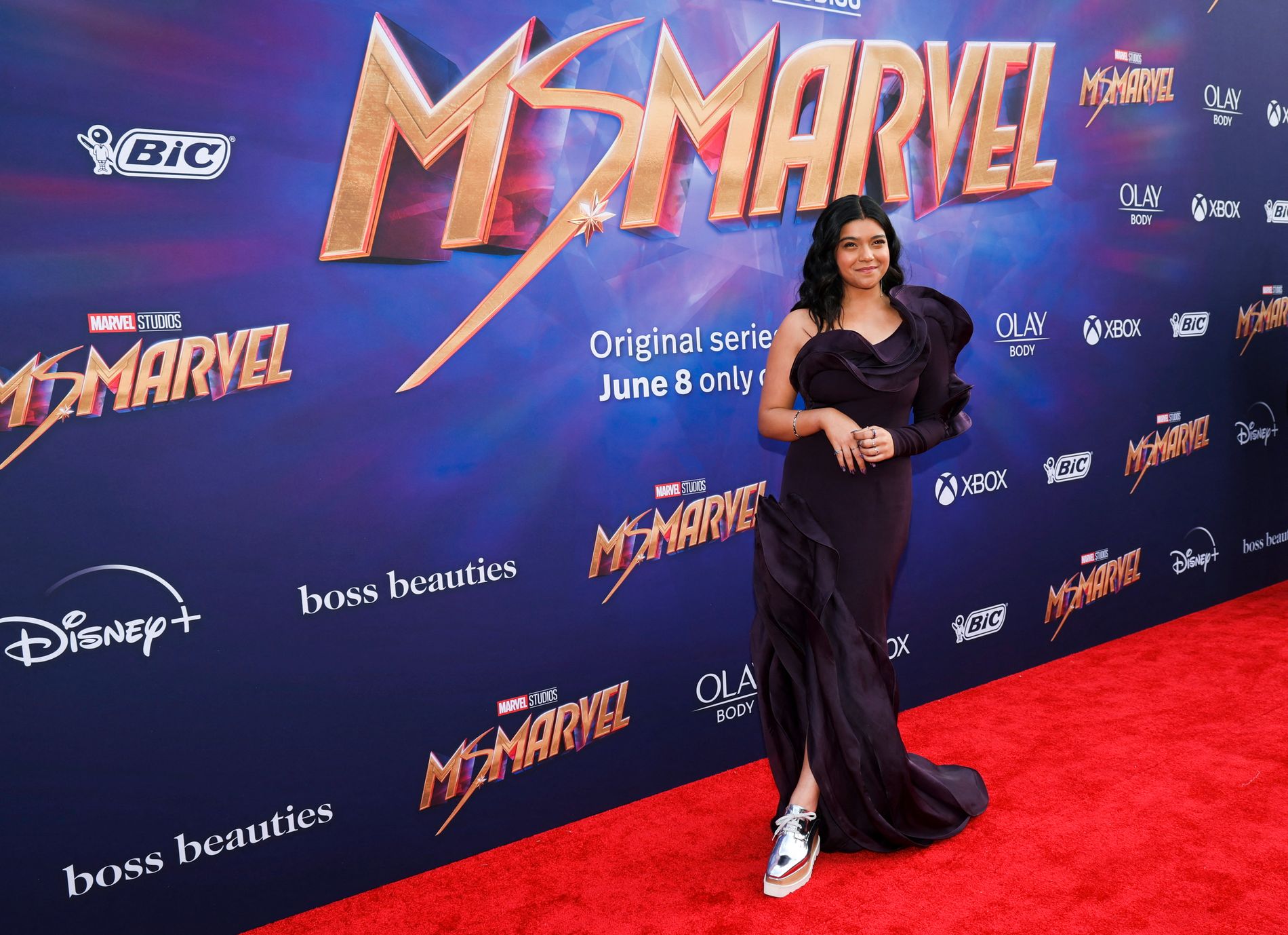 Iman Vellani spiller superhelten Ms. Marvel. Her er hun på den røde løperen foran Los Angeles-premieren. 