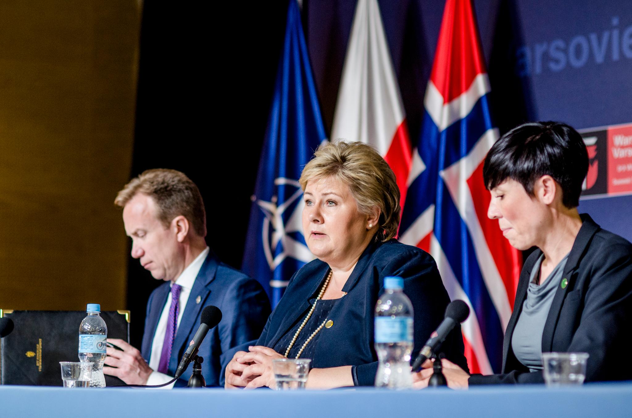 Statsminister Erna Solberg (H) holder pressekonferanse sammen med utenriksminister Børge Brende (H) og forsvarsminister Ine Eriksen Søreide (H) under det siste NATO-toppmøtet, i Warszawa, Polen.