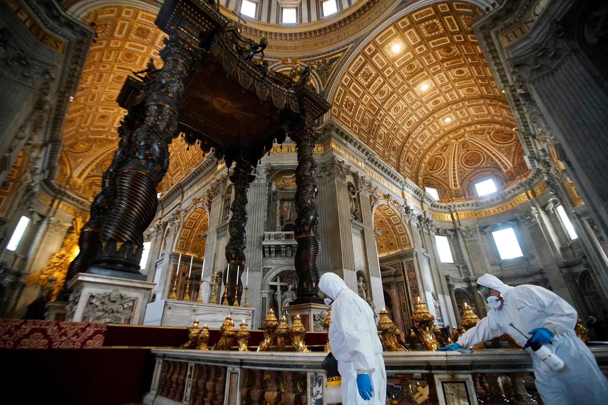 St. Peterskirken i Vatikanet blir rengjort.